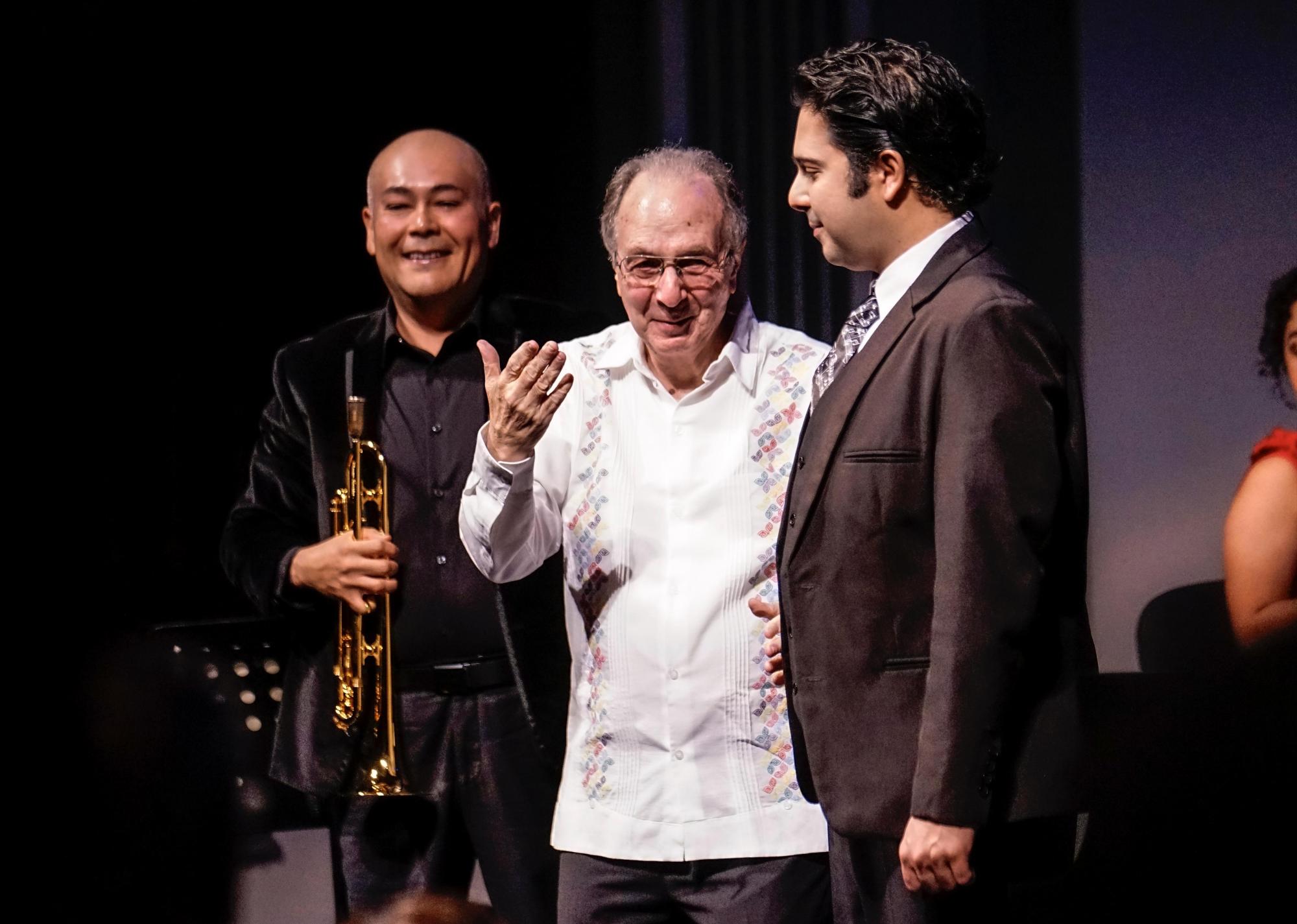 $!El maestro Campbell estuvo acompañado de José Miguel Rivera al piano y el trompetista Jorge Mejía .