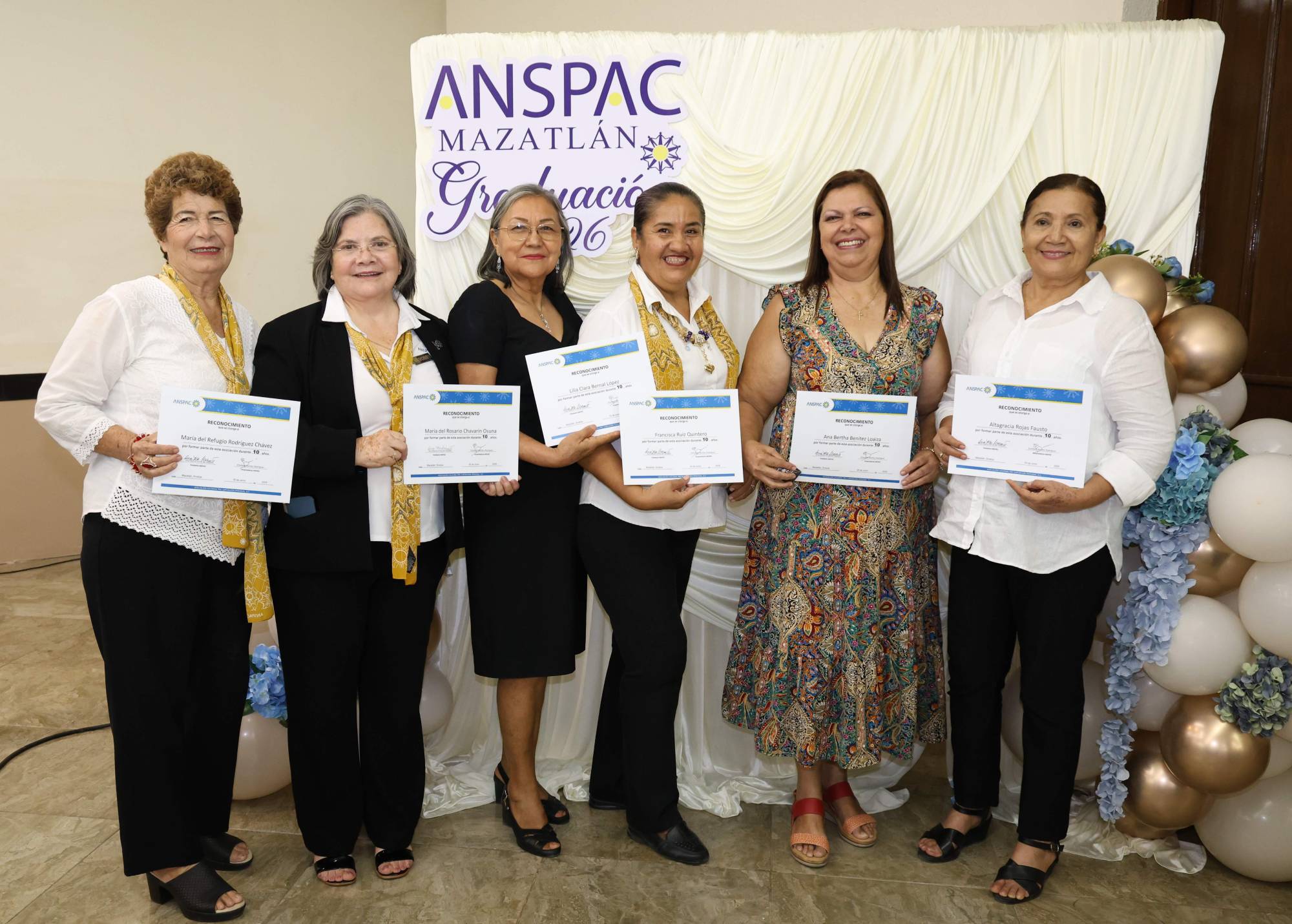 $!María del Refugio Rodríguez, Rosy Ayala (quien recibió el diploma de María del Rosario Chavarín), Clara Bernal, Francisca Ruiz, Ana Bertha Benítez y Altagracia Rojas cumplieron 10 años en Anspac Mazatlán.