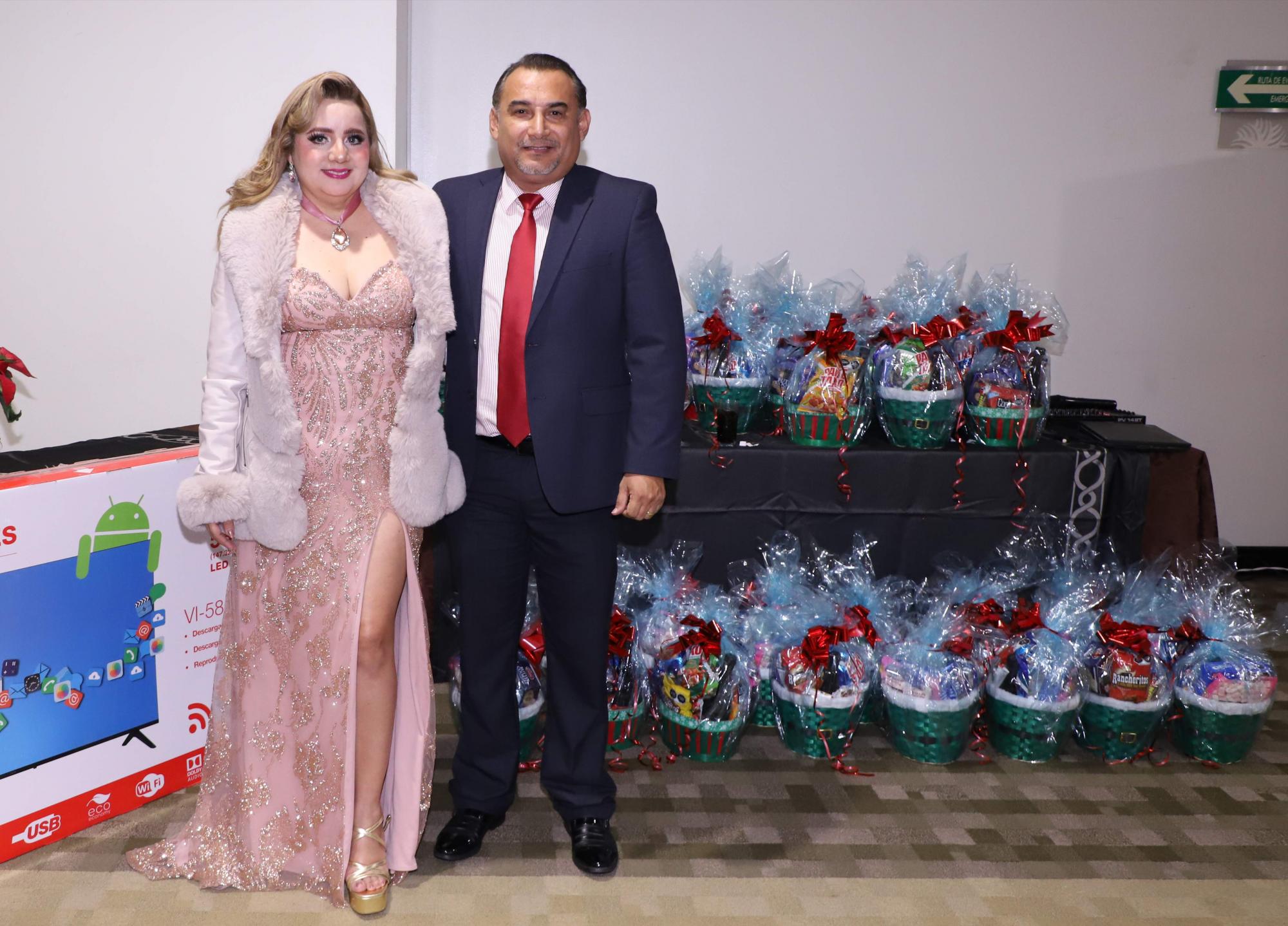 $!Norma Alicia de Castillo y Jesús Castillo, presidente del colegio fue el anfitrión en la velada.