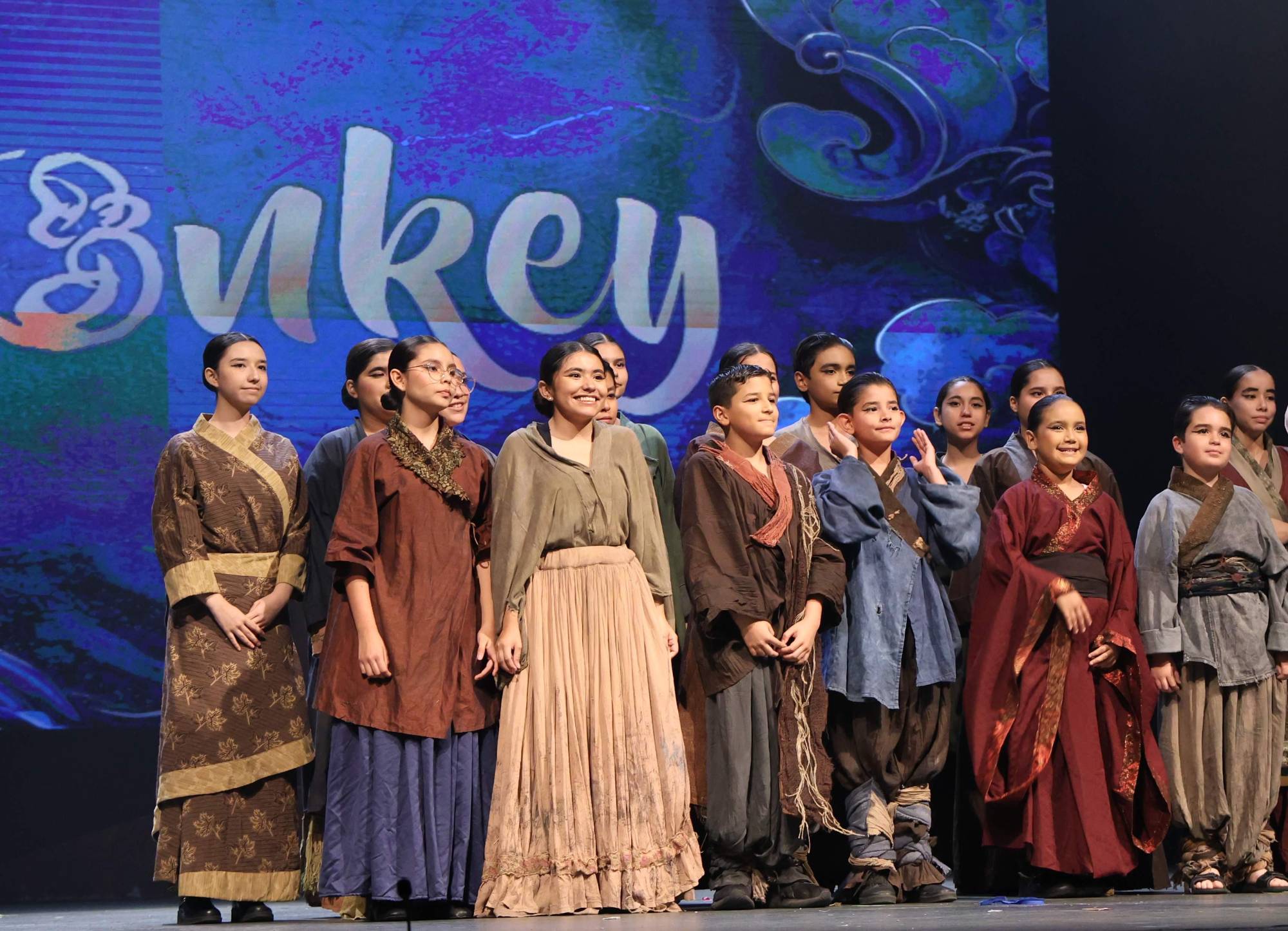 $!El coro infantil participó en la puesta en escena de “Monkey”, aportando emotividad y fuerza a la producción presentada en el TAP.