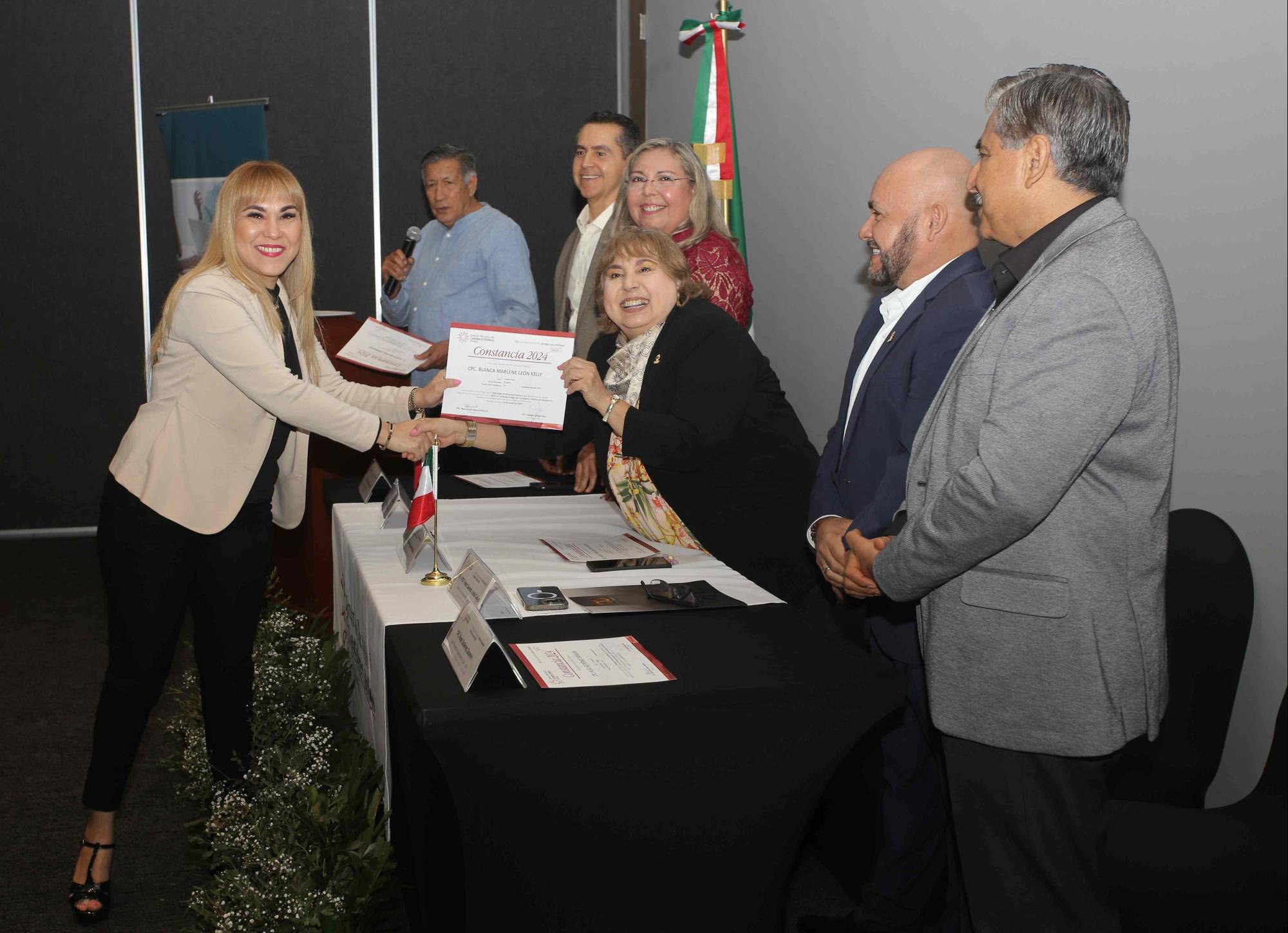 $!Blanca Marlene León Kelly recibe su documentación.