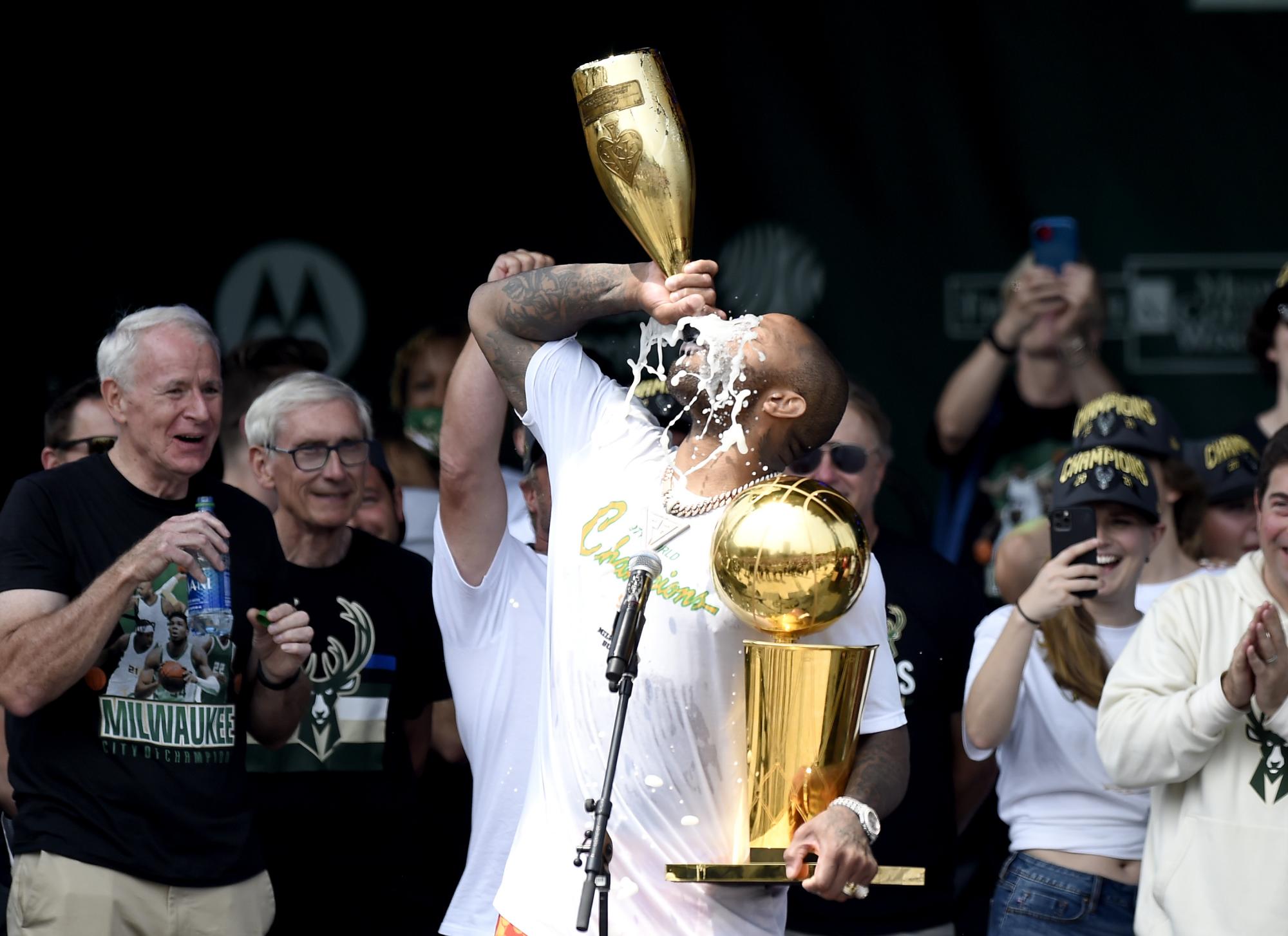 $!Milwaukee Bucks realiza su desfile de campeón de la NBA