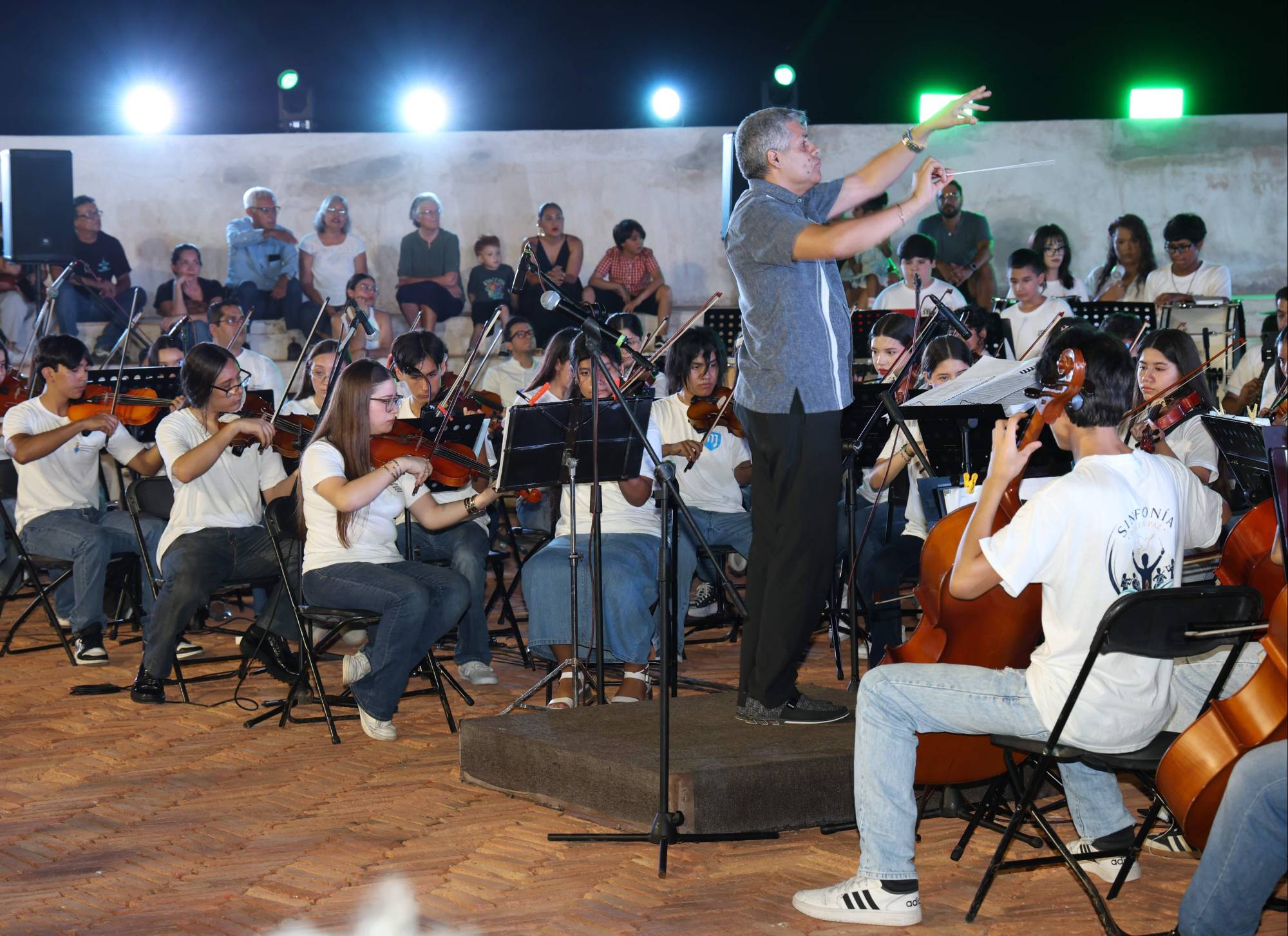 $!El maestro Roberto Torres también dirigió la orquesta.