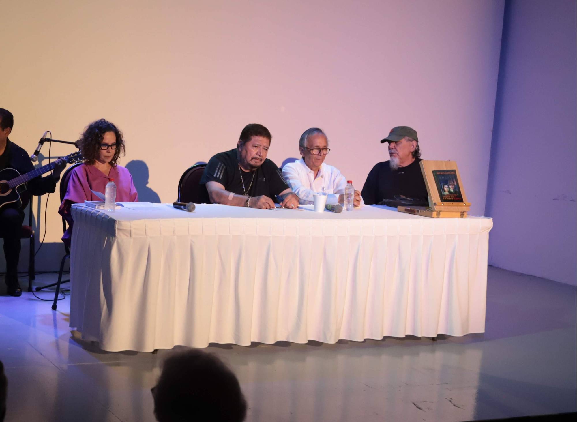 $!El artista Javier Chimaldi Herrera, dio un aire romántico y nostálgico a la velada al recitar la canción Perfidia.