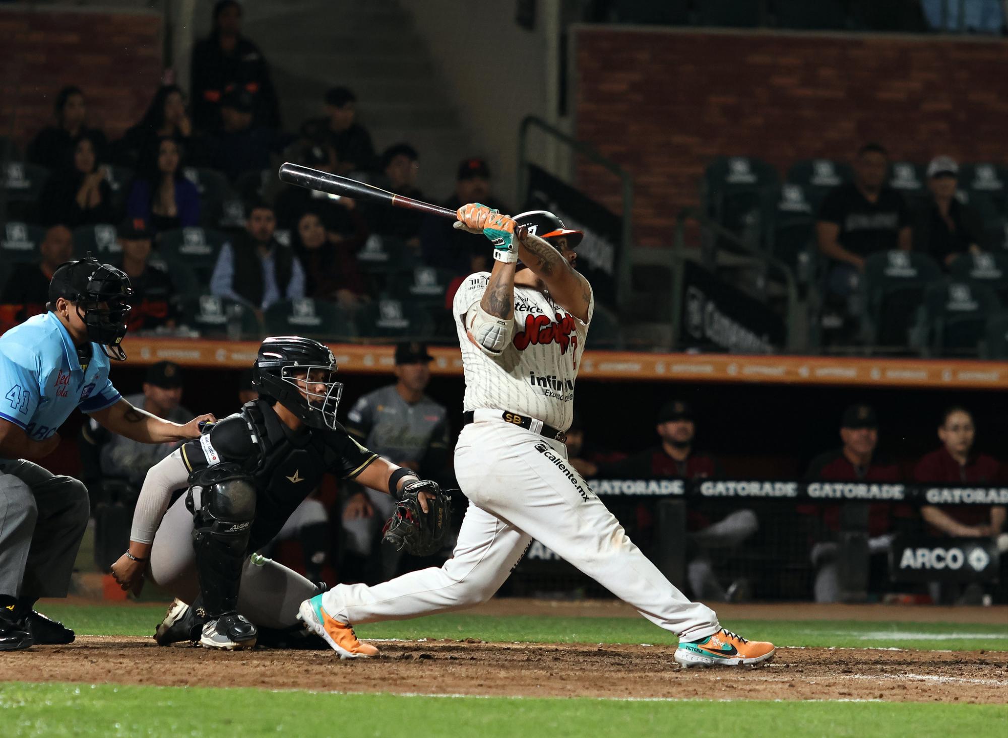 $!Naranjeros se impone a Tomateros y empata el Clásico