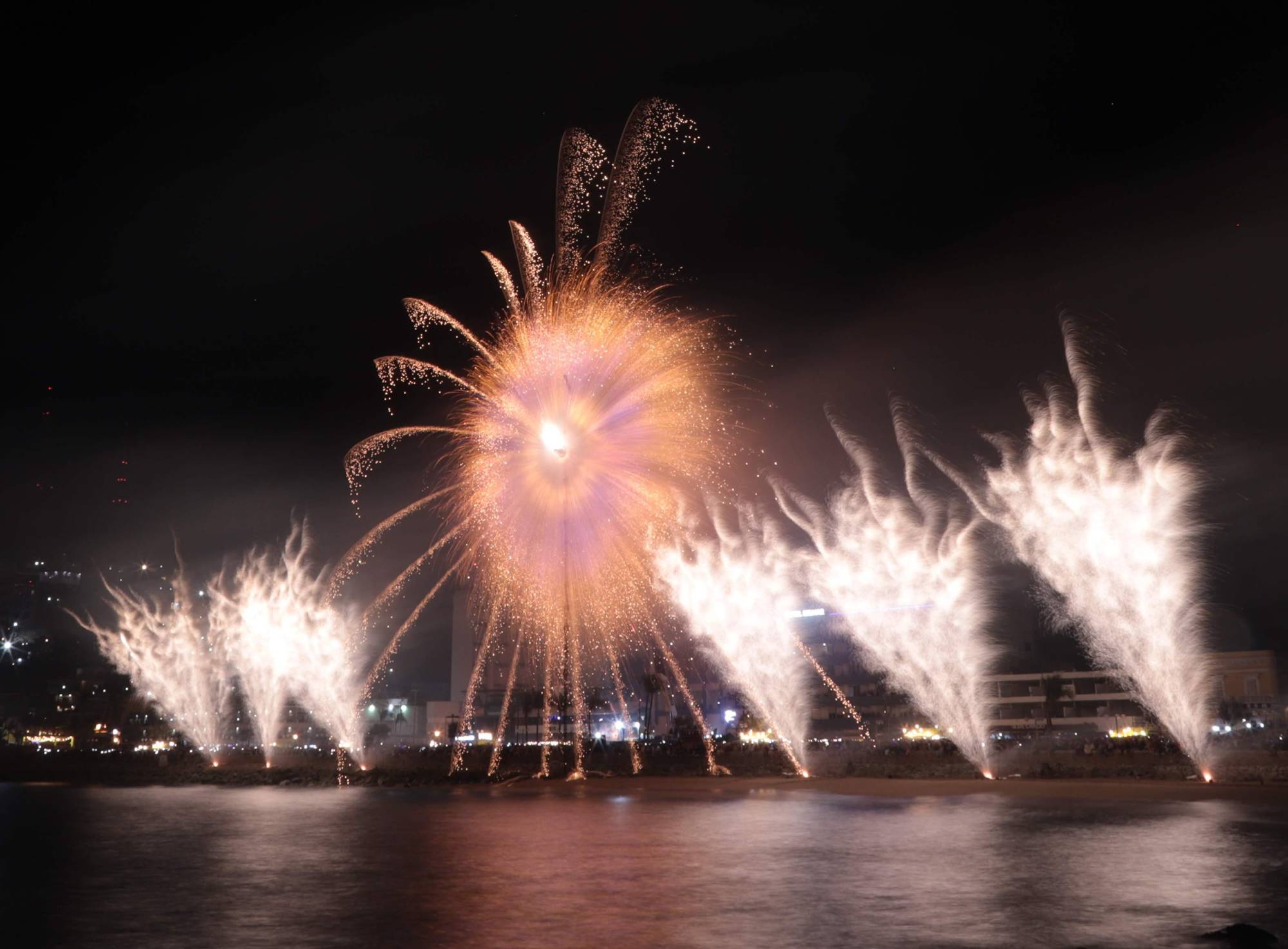 $!La bahía de Olas Altas fue nuevamente escenario del tradicional espectáculo de fuegos artificiales que recrea la histórica victoria de los mazatlecos en 1864.
