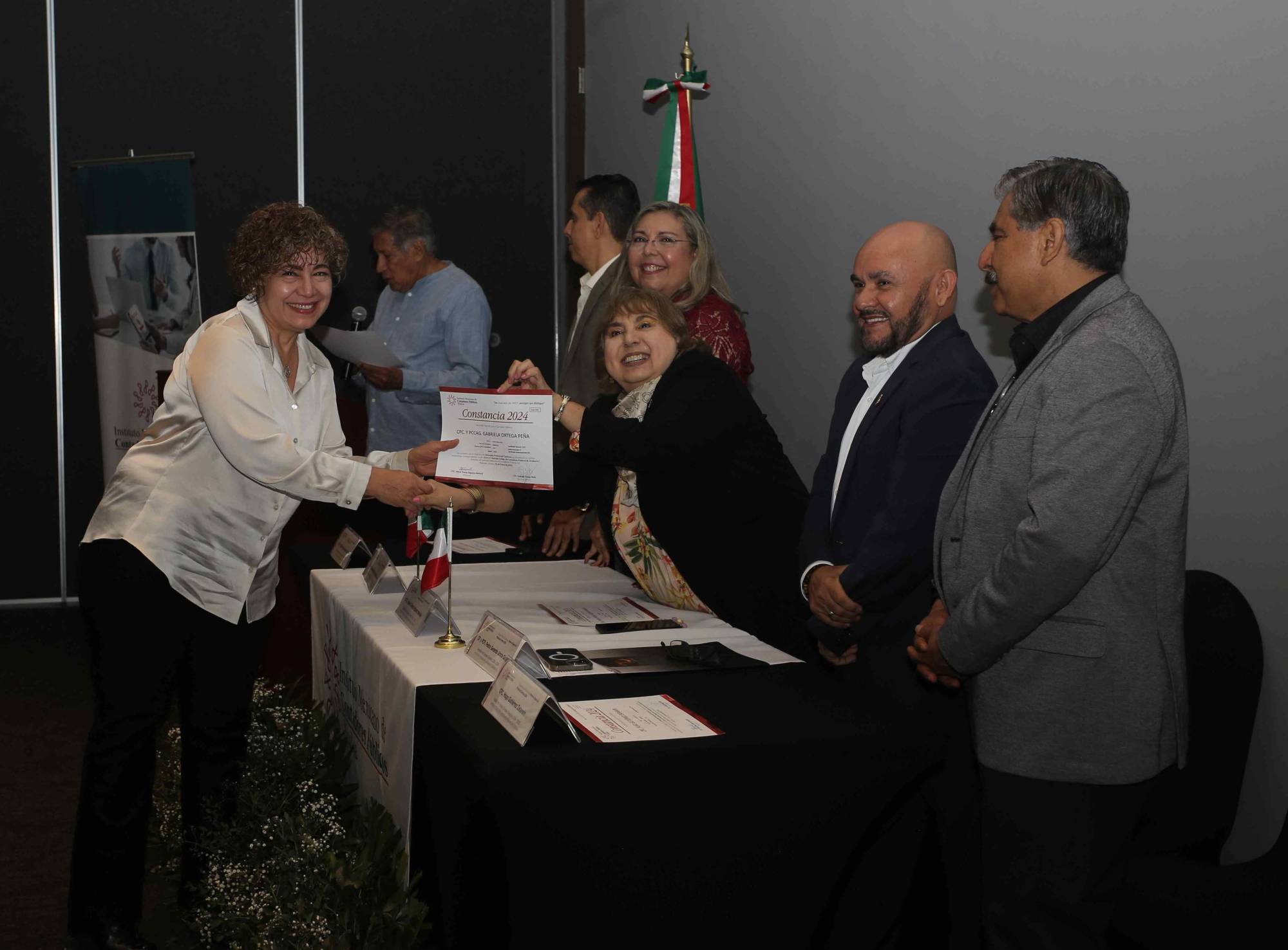 $!Gabriela Ortega con su constancia.