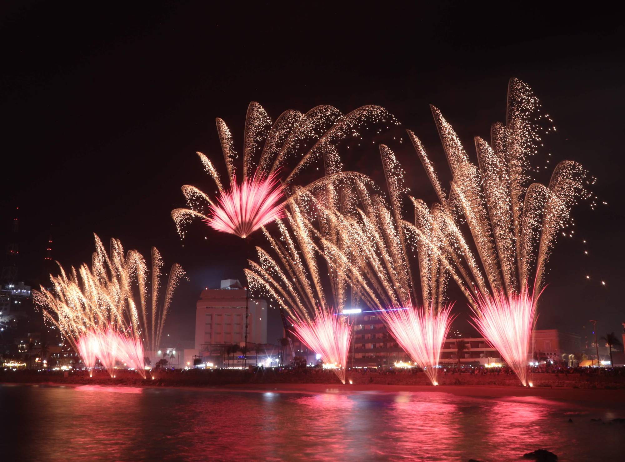 $!Decenas de mazatlecos y visitantes disfrutan del tradicional Combate Naval del Carnaval de Mazatlán