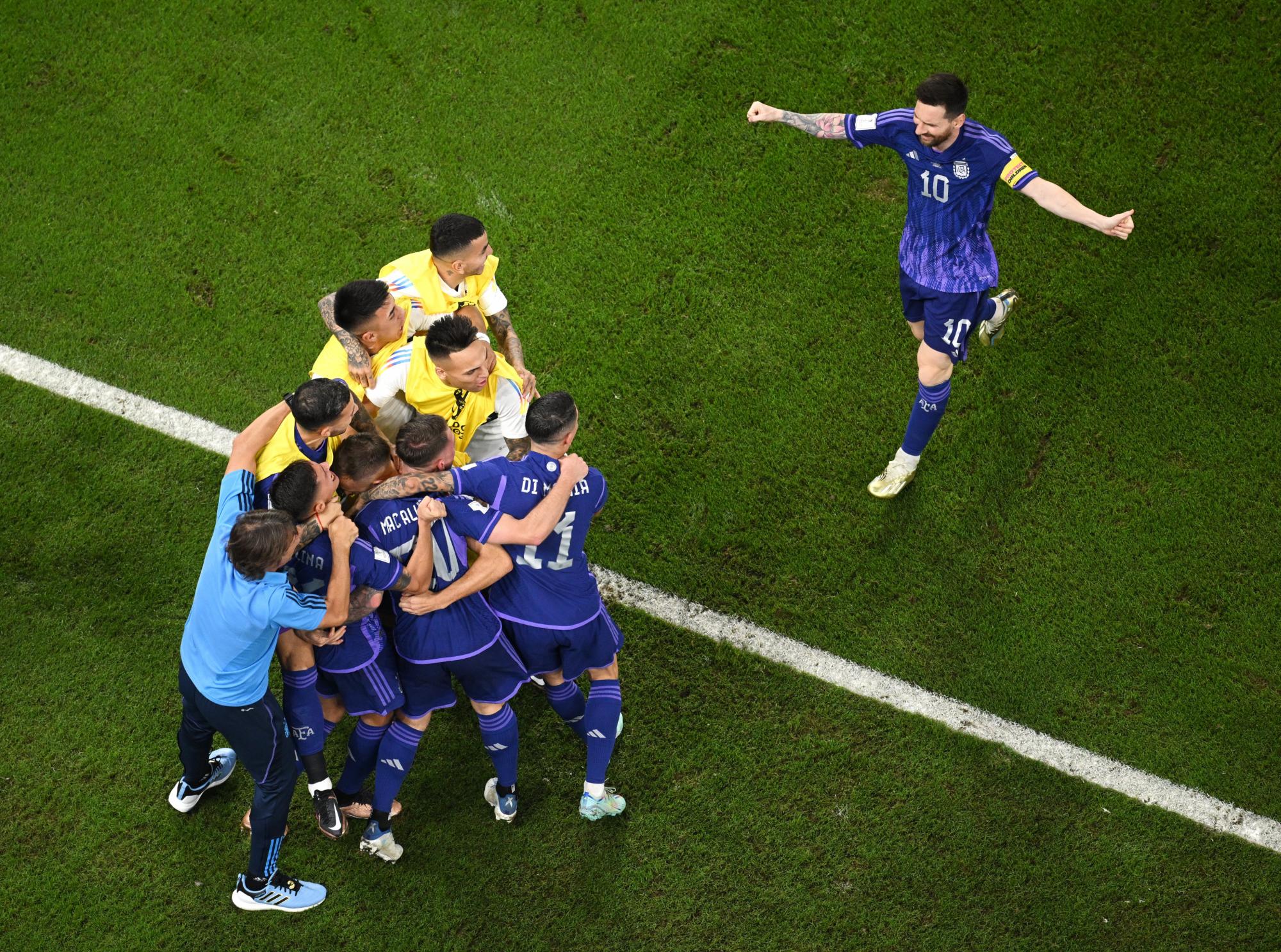 $!Argentina gana 2-0 a Polonia y clasifica a octavos de final