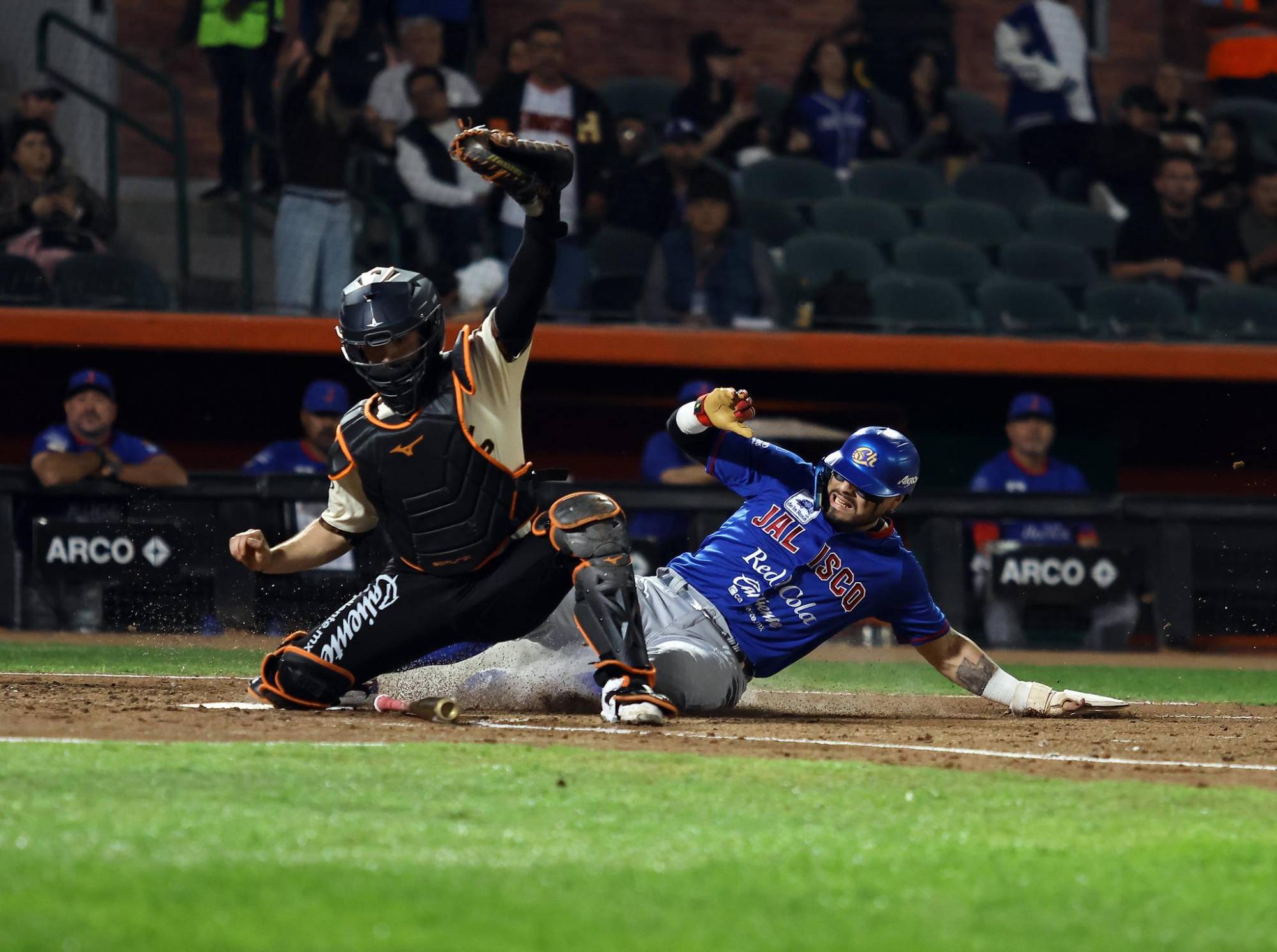 $!Naranjeros se llevan la serie ante Charros en duelo peleado