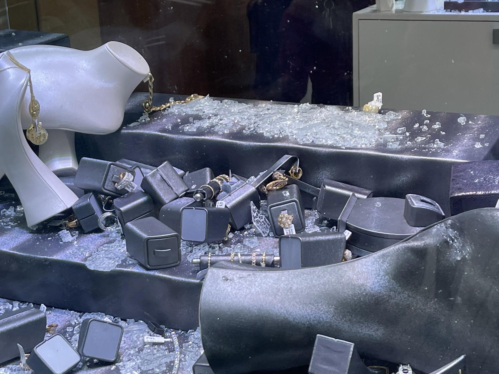 $!En Manhattan Beach, 11 ladrones vacían joyería a plena luz del día; logran huir