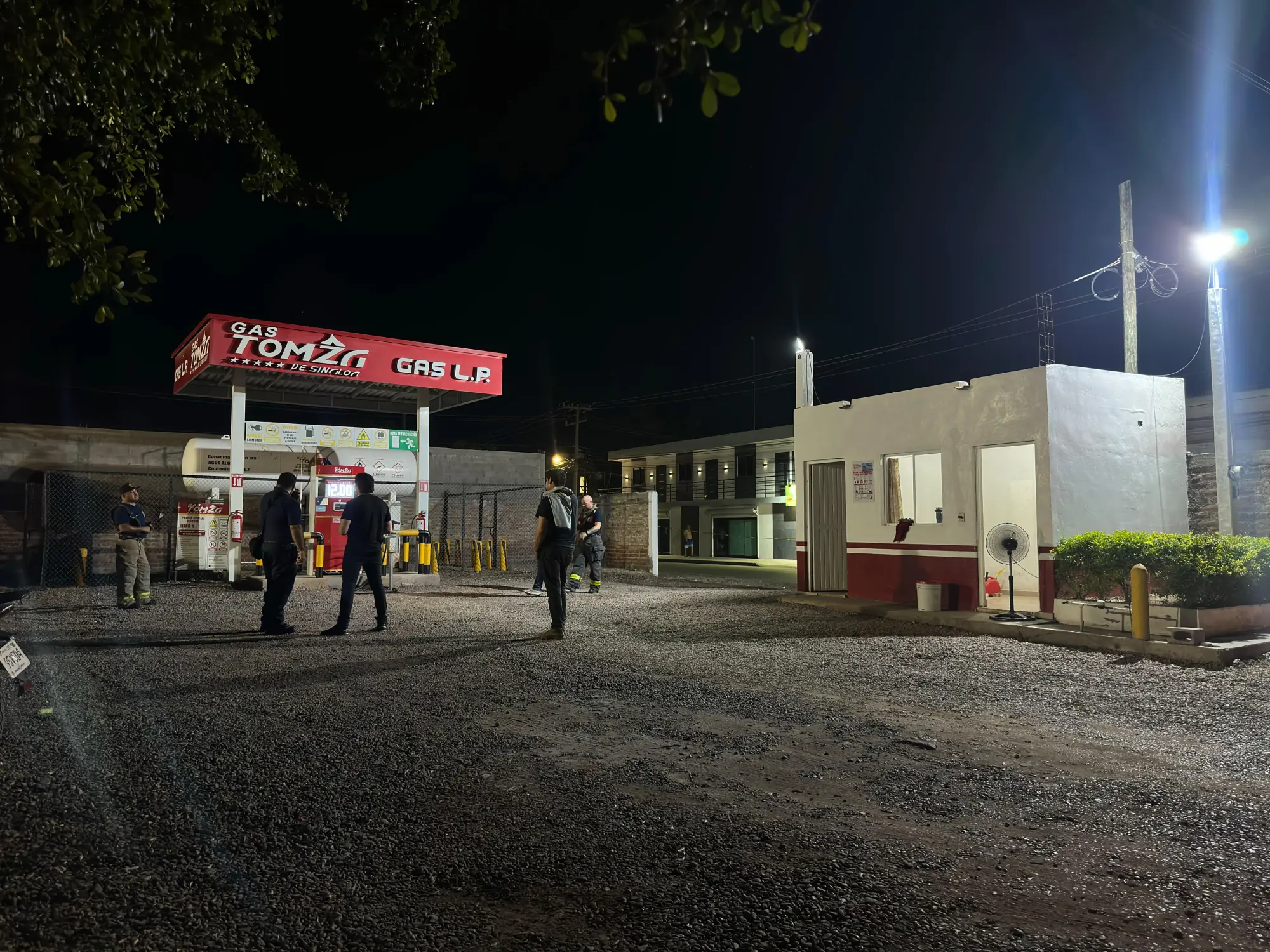 $!Fuga de gas moviliza a los cuerpos de emergencia en la colonia 75, en Los Mochis
