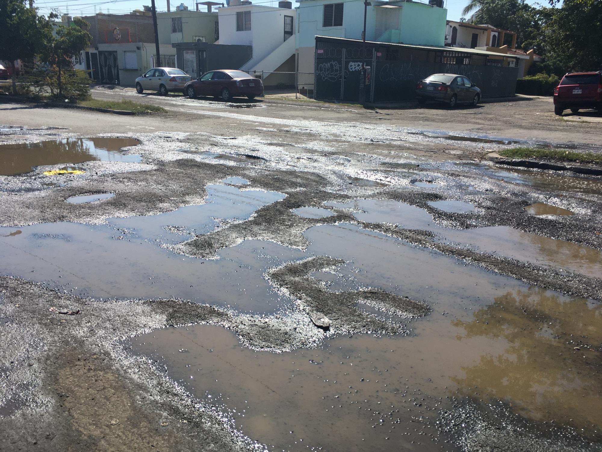 $!Resurge problema de baches en Avenida Jabalíes, en Mazatlán