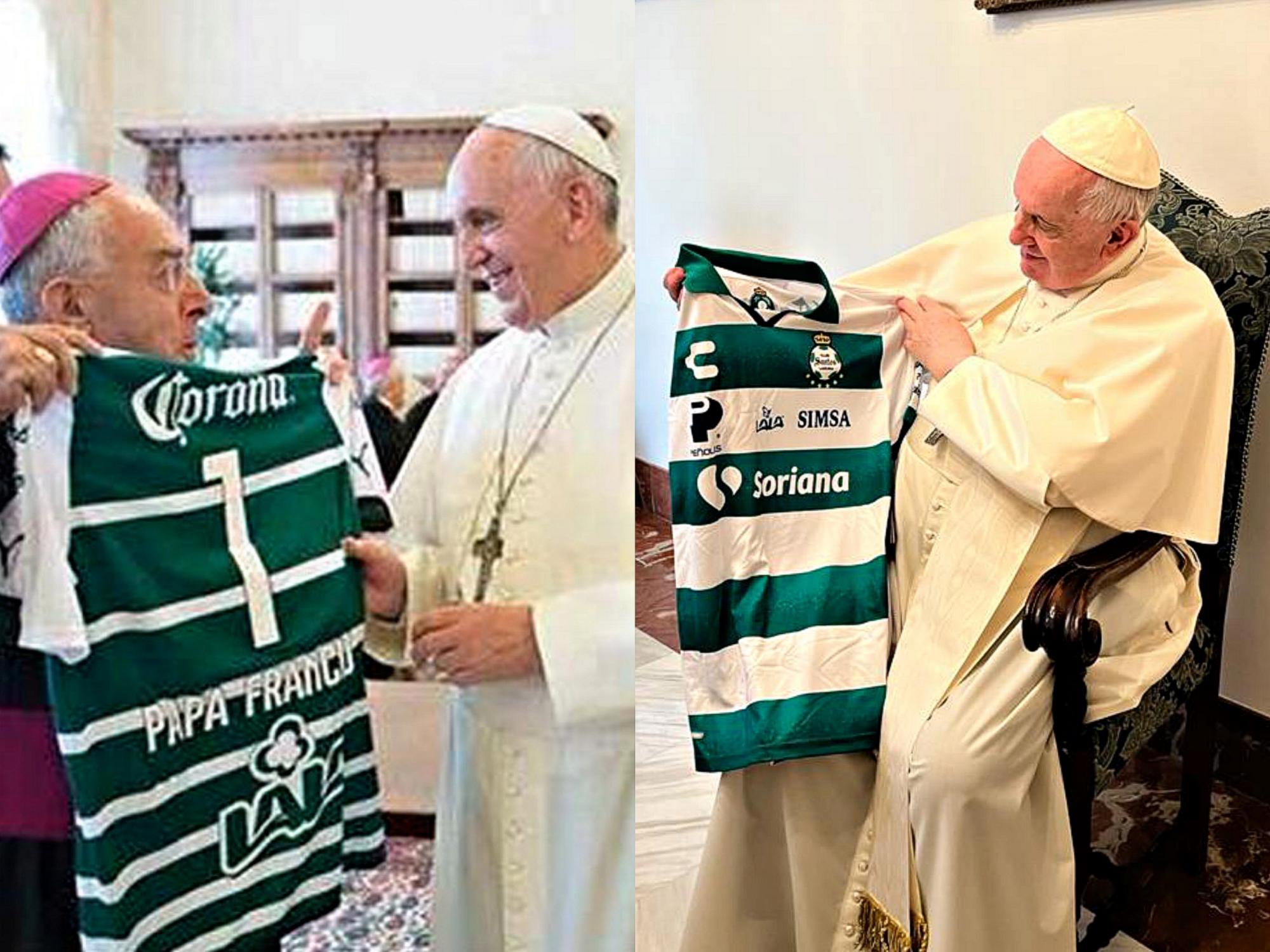 $!Papa Francisco recibe las playeras del Atlas y Santos Laguna