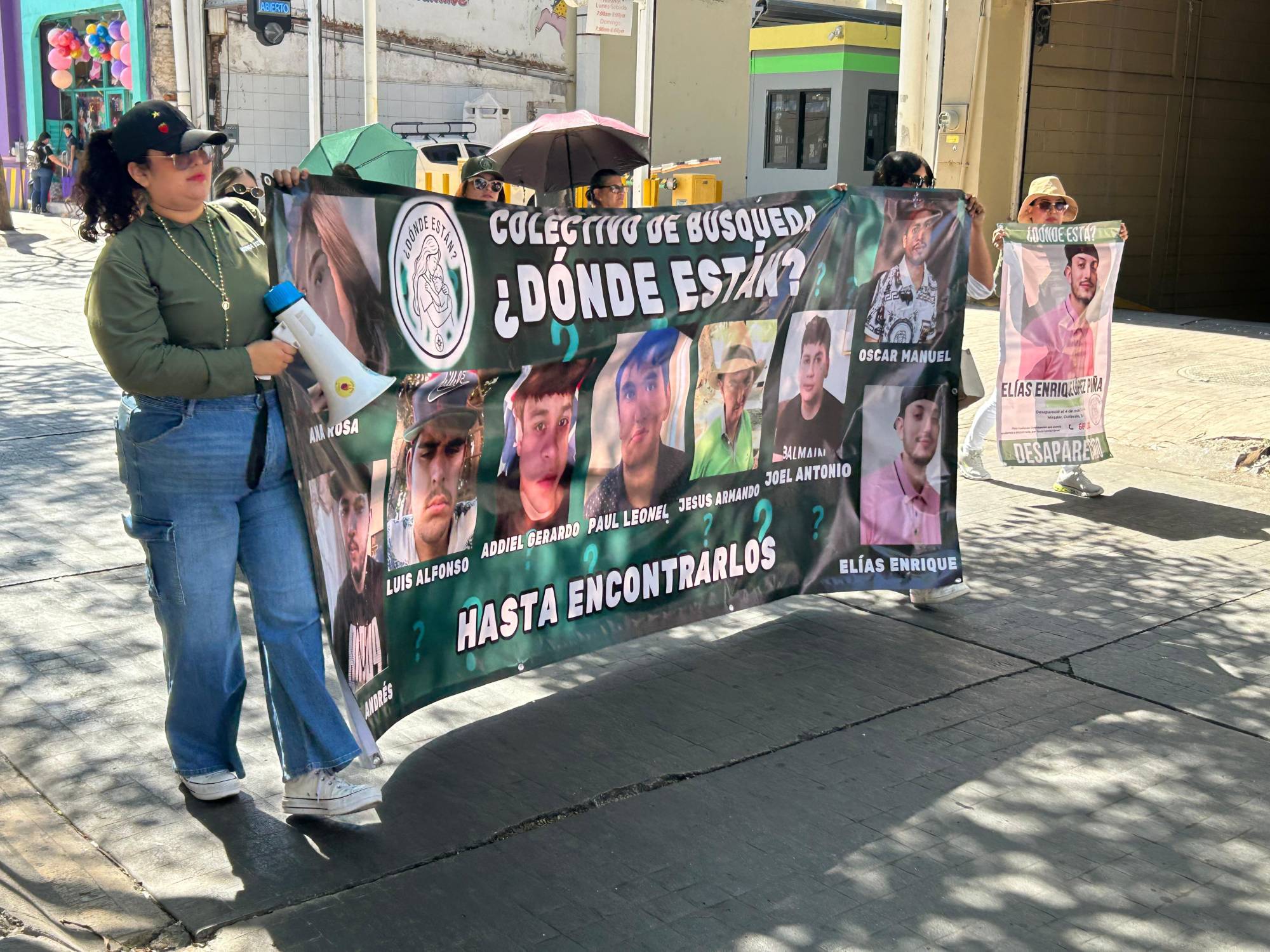 $!Marchan madres buscadoras a Fiscalía de Sinaloa previo al Día de las Madres
