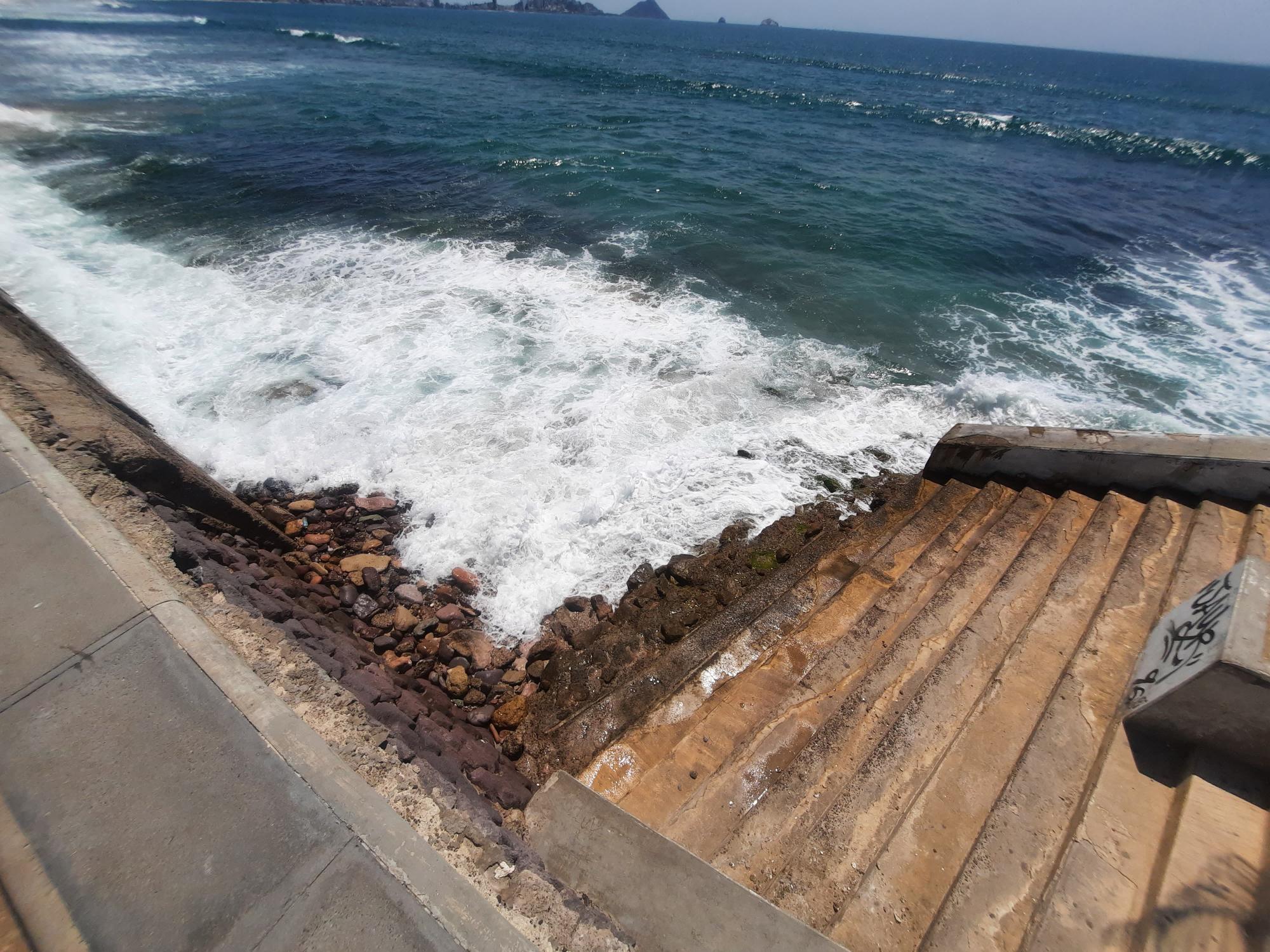 $!Mantienen cerrado acceso a playas por zanja rocosa y marea alta en Mazatlán