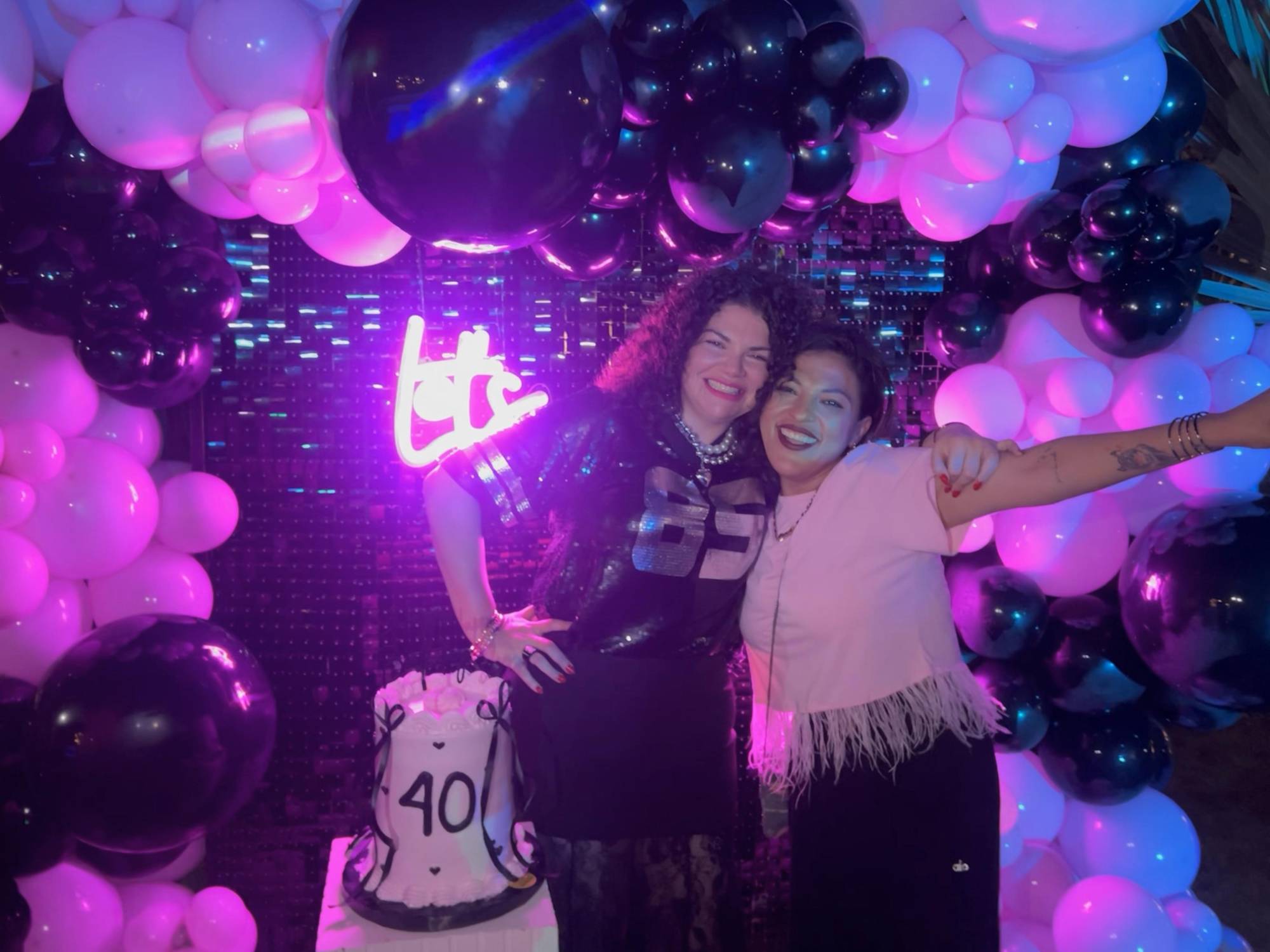 $!Karla Fernanda García Beltrán abraza a la cumpleañera y le expresa sus mejores deseos.