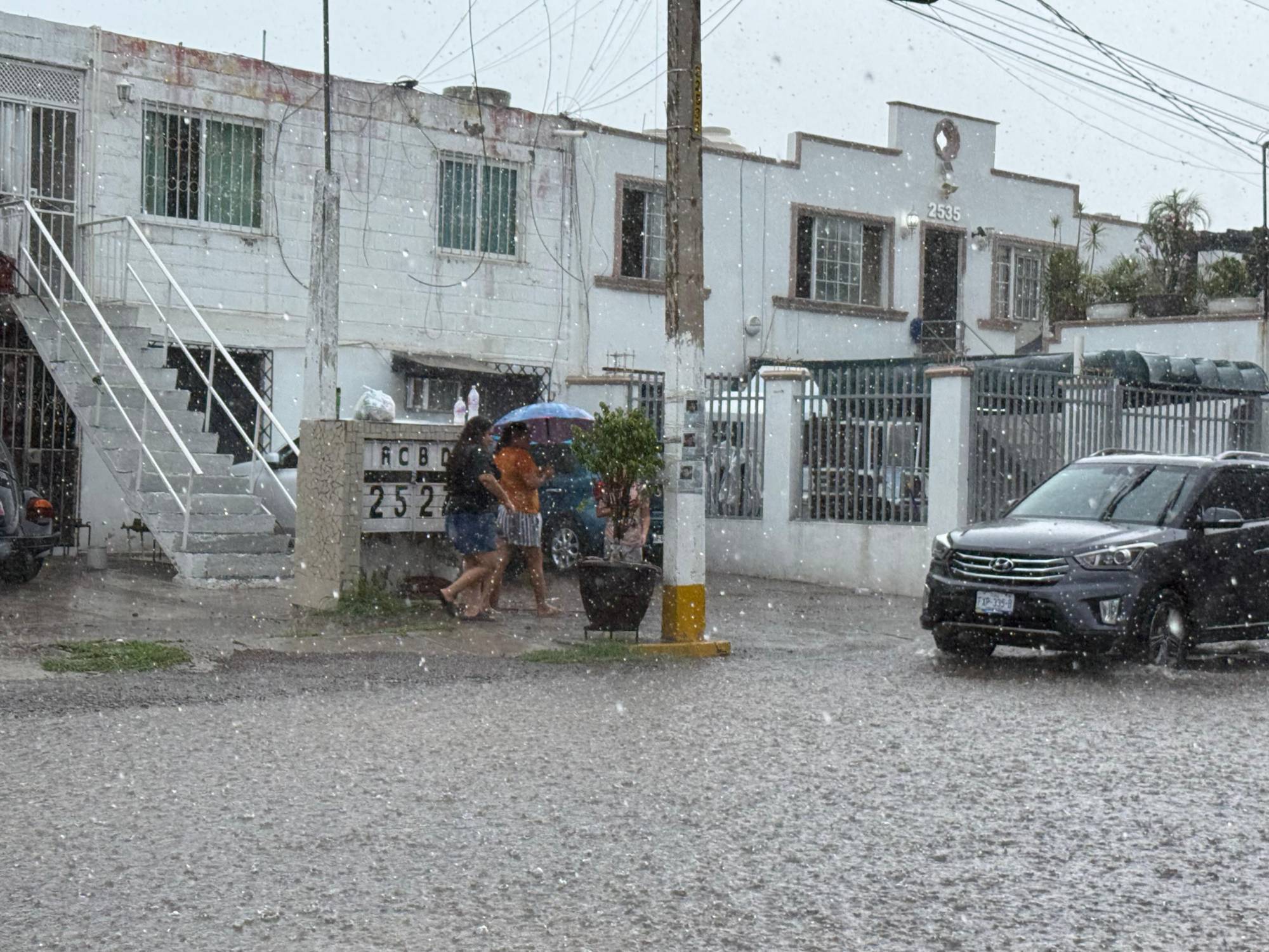 $!Cierran vialidades en Culiacán por acumulación de agua tras fuertes lluvias