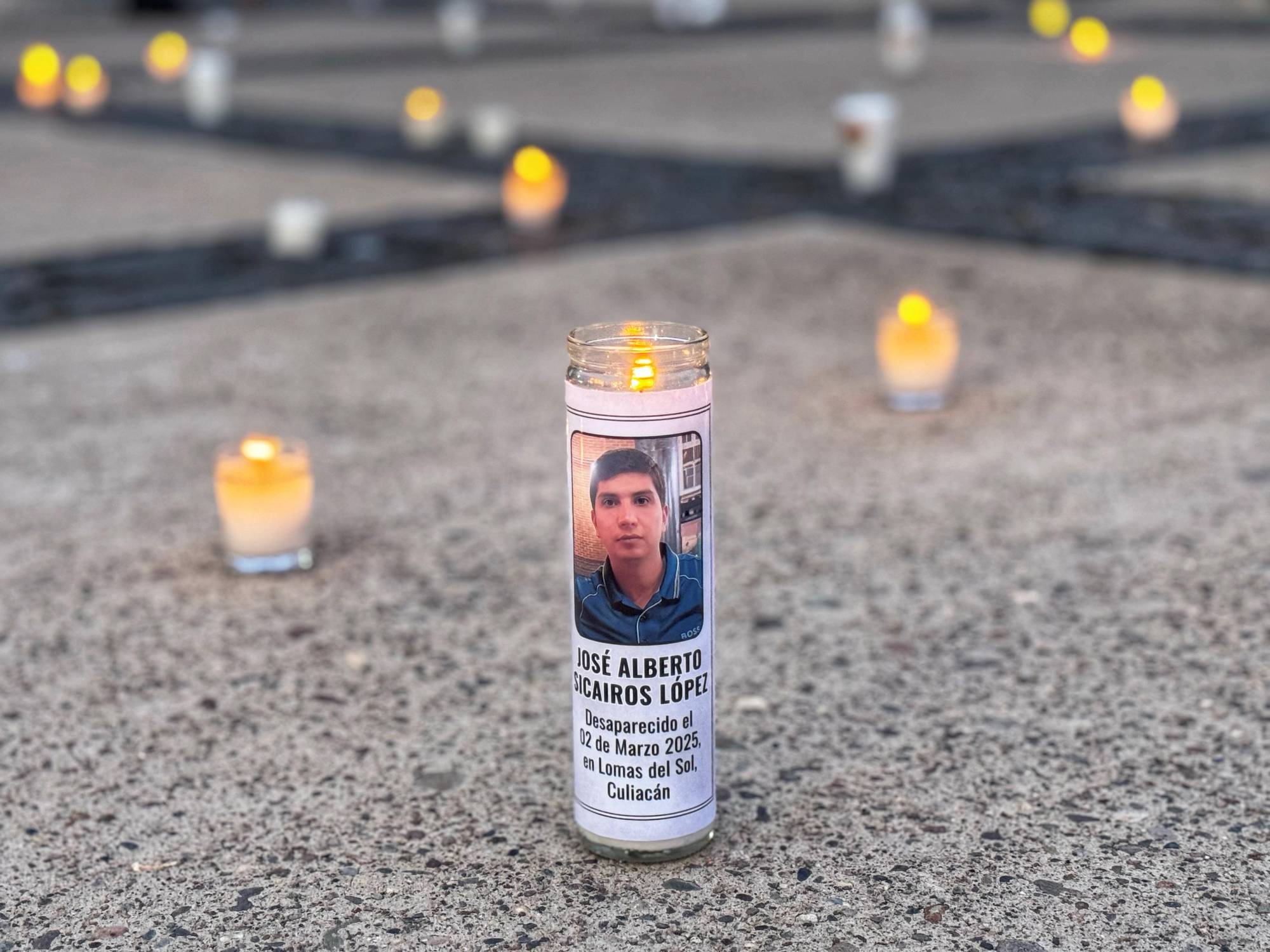 $!Tres mil veladoras fueron encendidas en la explanada del Palacio de Gobierno por la misma cantidad de personas desaparecidas en la entidad.