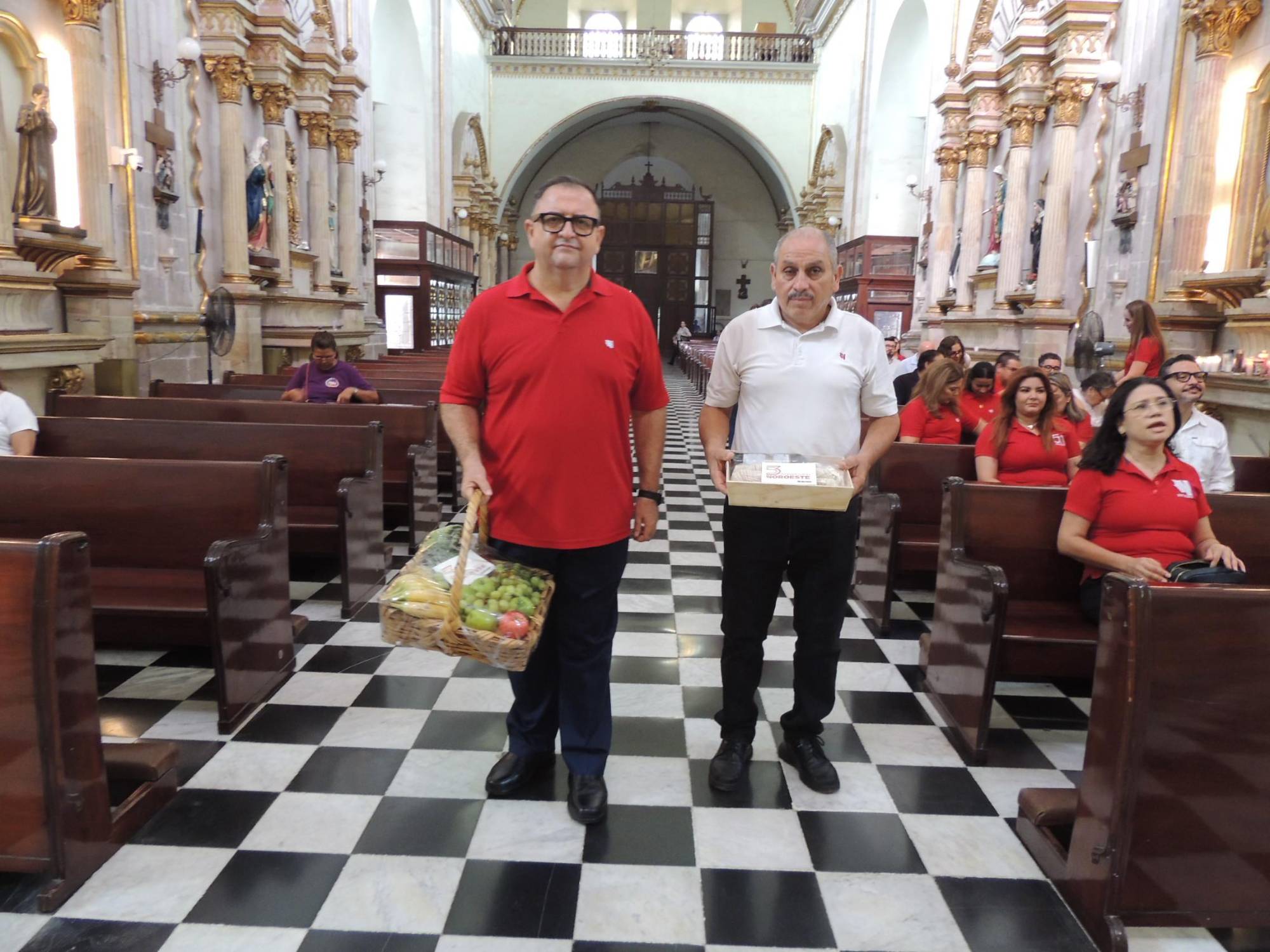 $!Miguel Tirado y Julián Rocha realizan la ofrenda a la iglesia.