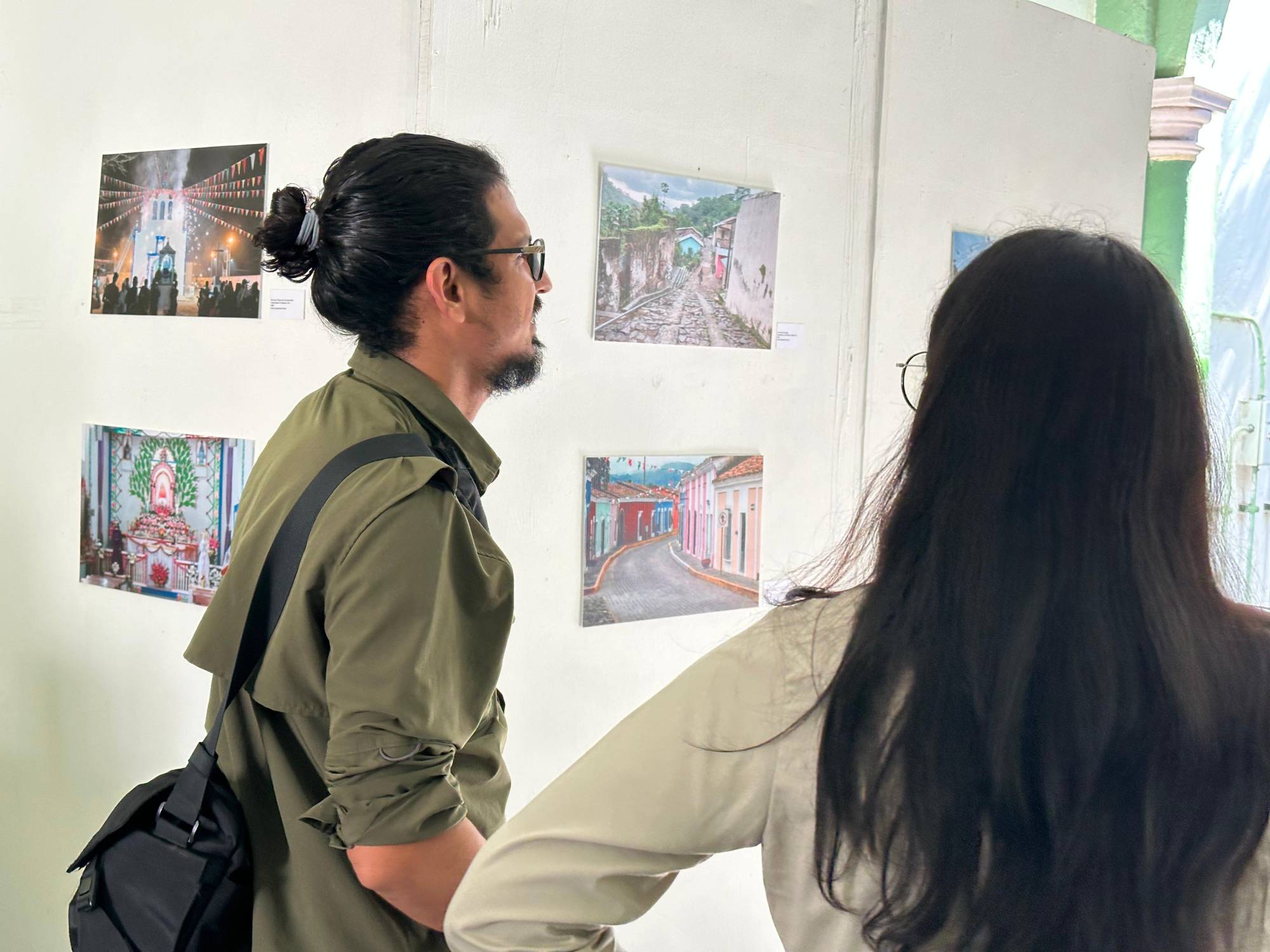 $!El público aprecia la muestra.