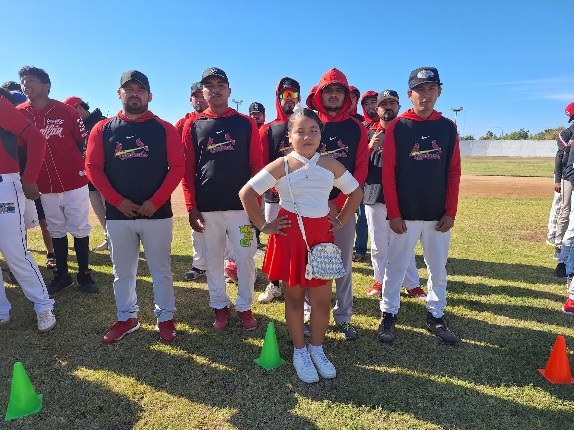 $!Adrián Ulises Hernández lanza la primera bola en inauguración de Ligas de Beisbol de Escuinapa