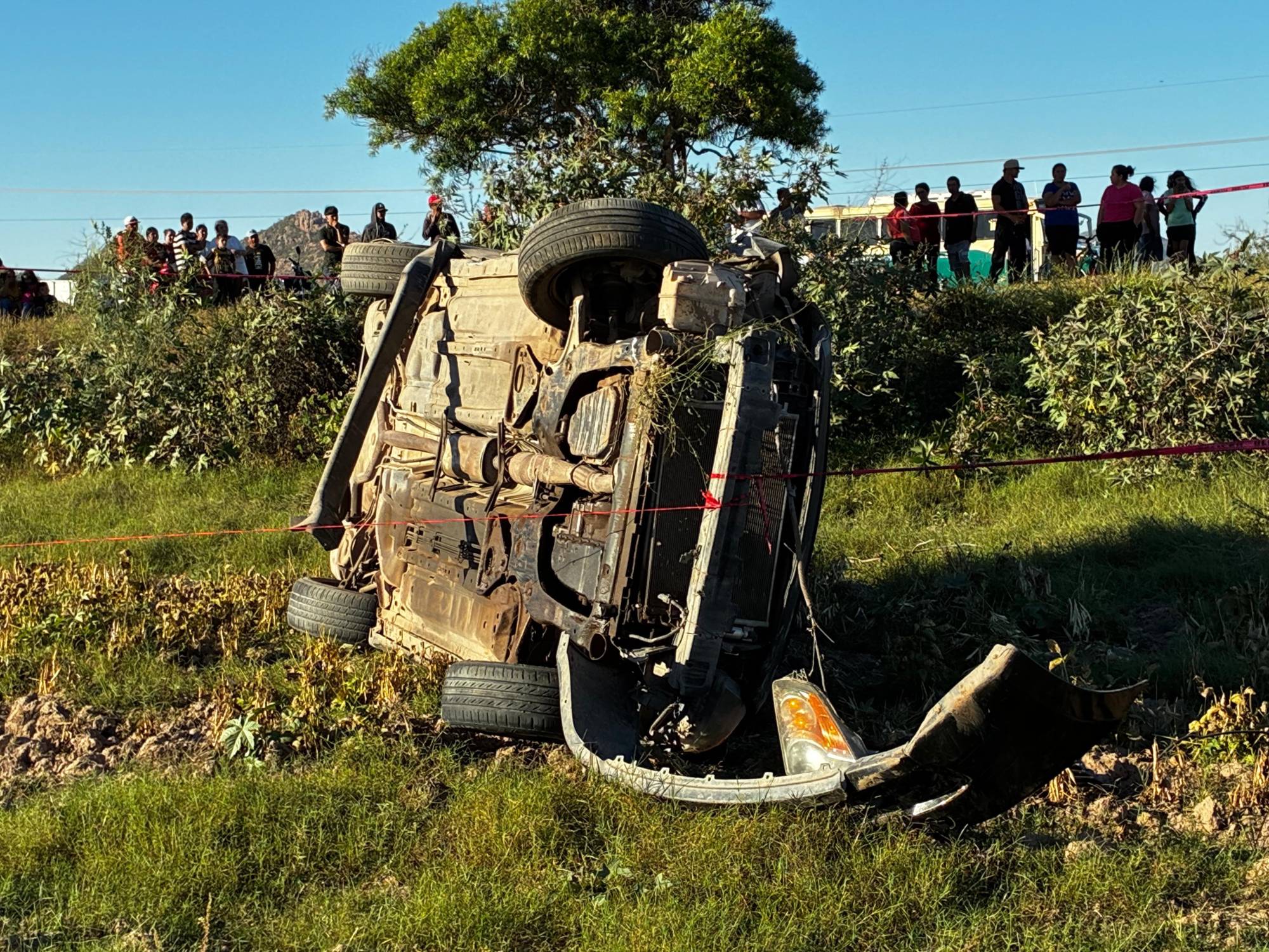$!Familia muere tras choque de moto contra auto en la comunidad del Tule, en Ahome