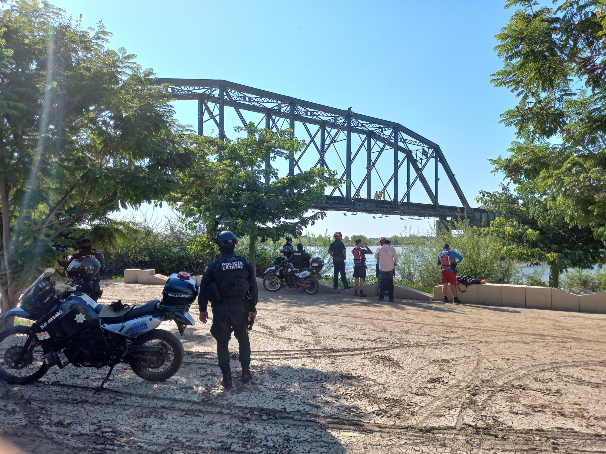 $!Hombre se sube al Puente Negro de Culiacán