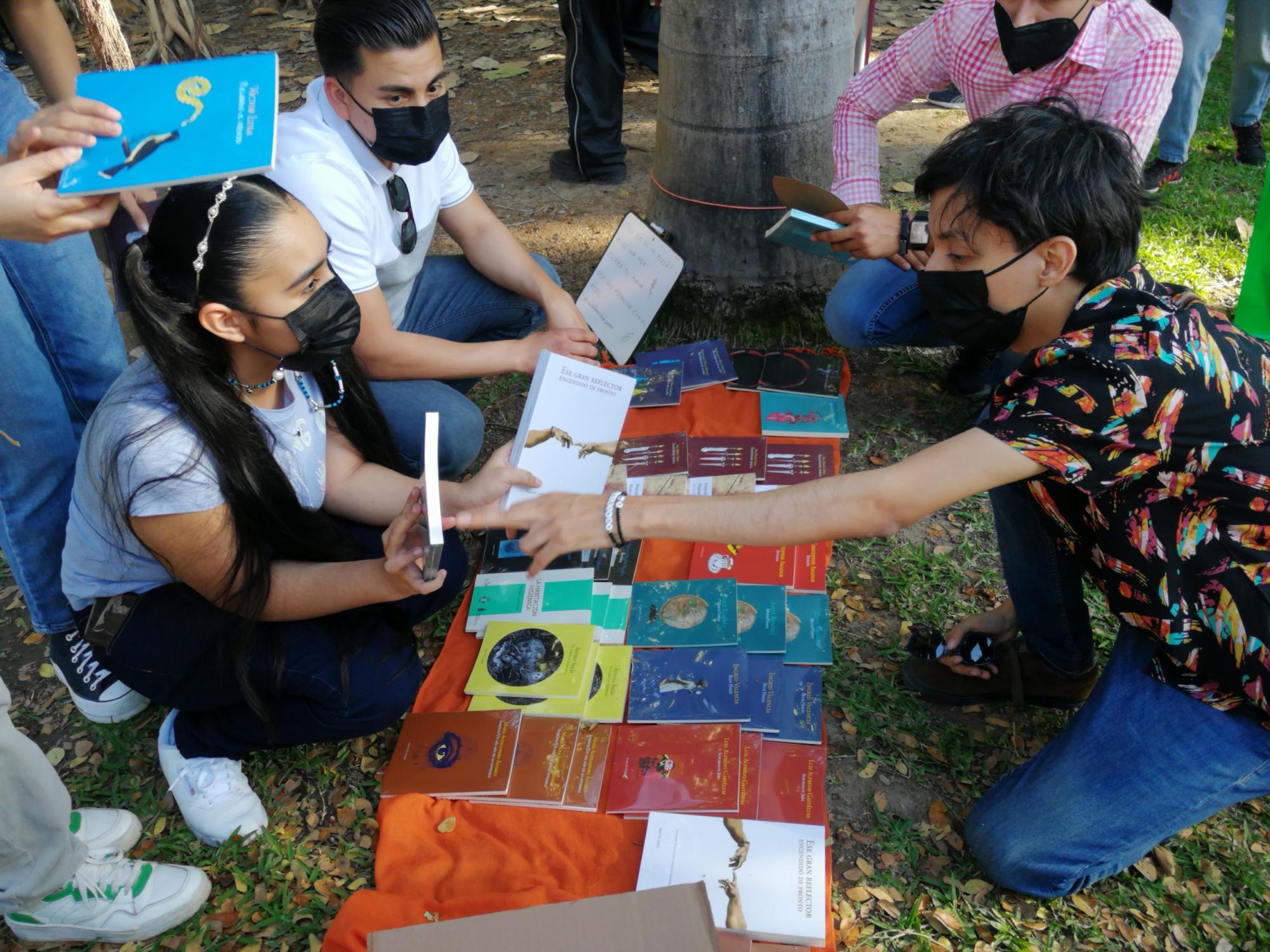 $!La Dirección de Literatura regaló ejemplares de libros a los participantes.