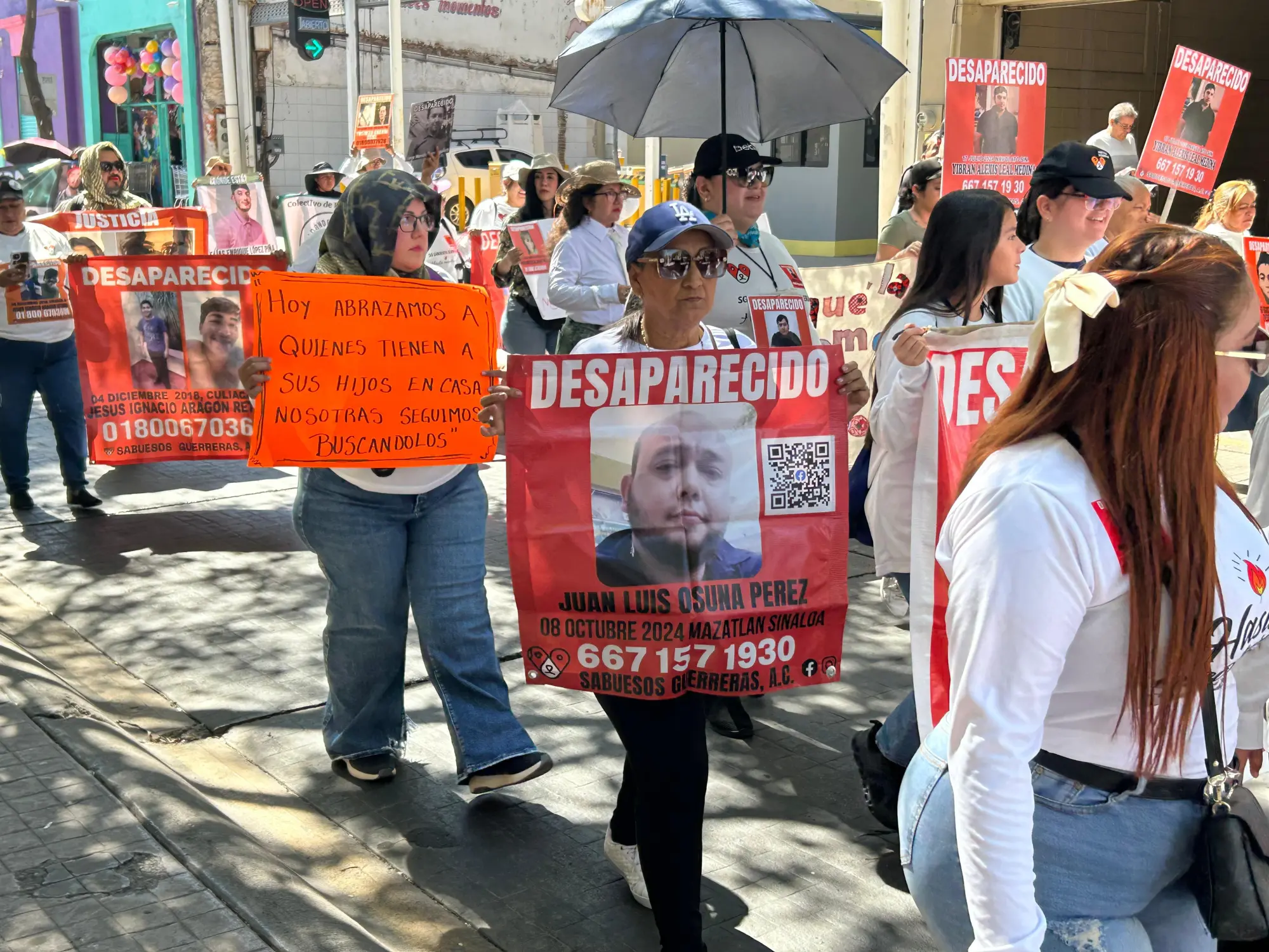$!Marchan madres buscadoras a Fiscalía de Sinaloa previo al Día de las Madres