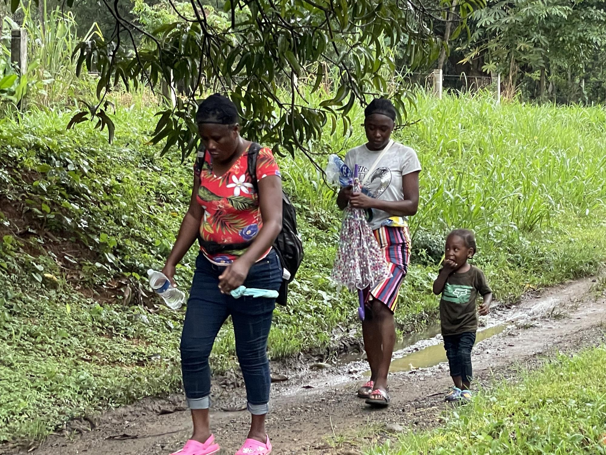 $!Haitianas caminan la ruta migratoria en grupos, apoyándose entre sí.