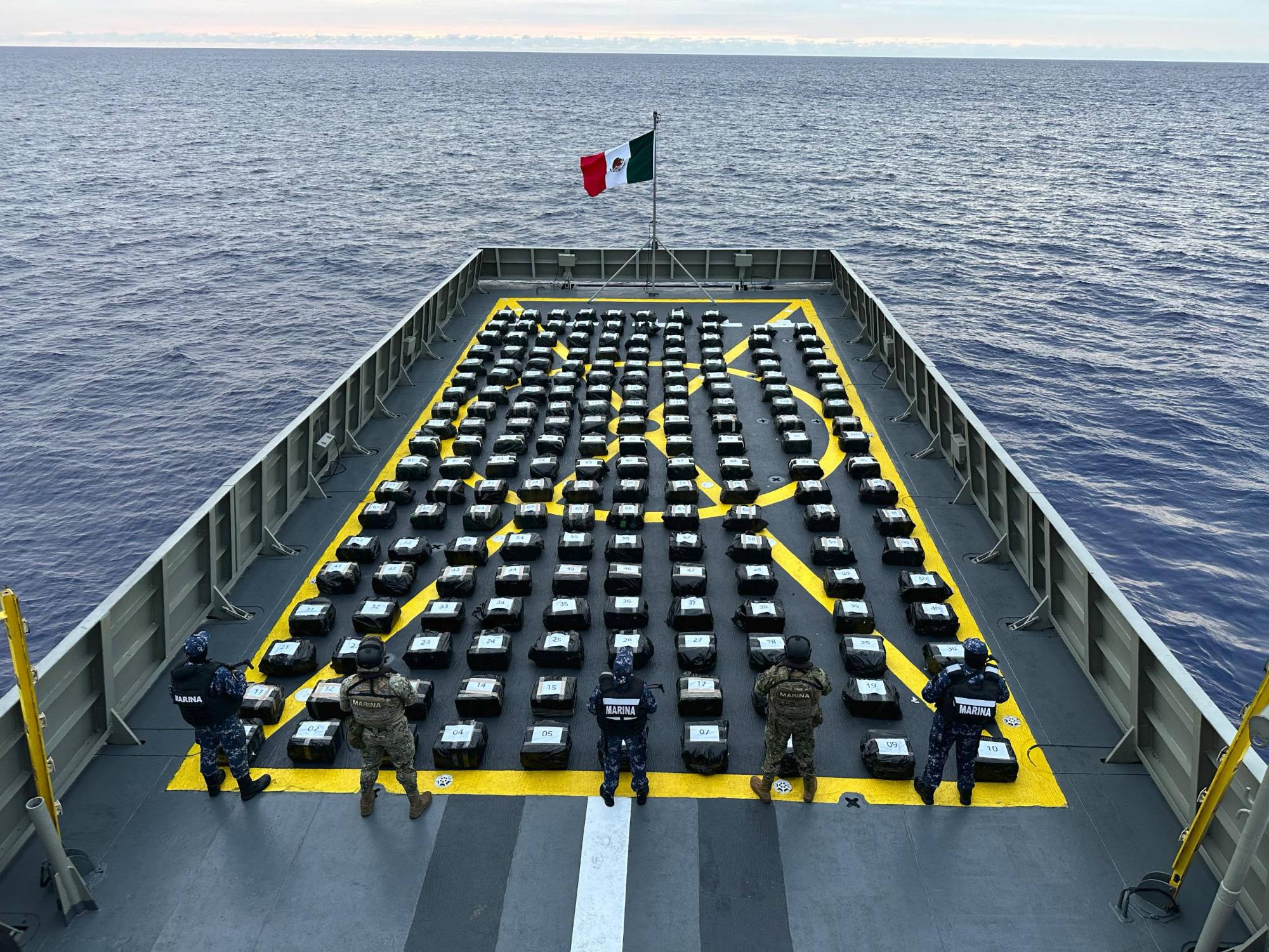 $!Armada de México y Guardia Costera de EU aseguran en altamar 188 bultos de cocaína