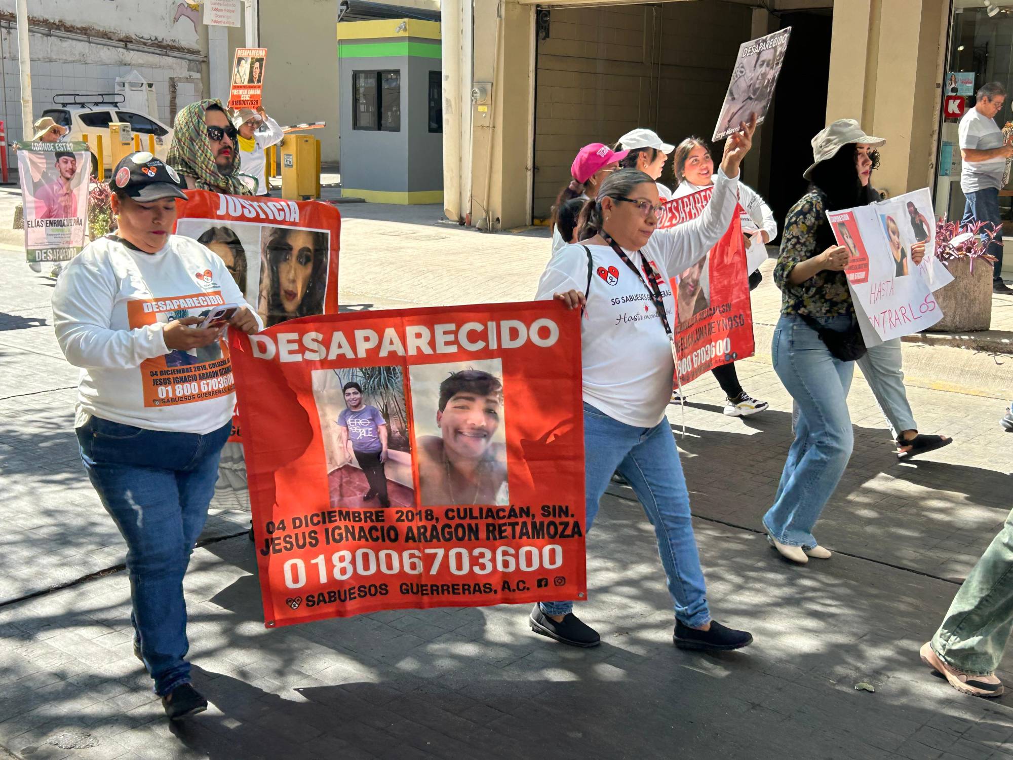 $!Marchan madres buscadoras a Fiscalía de Sinaloa previo al Día de las Madres