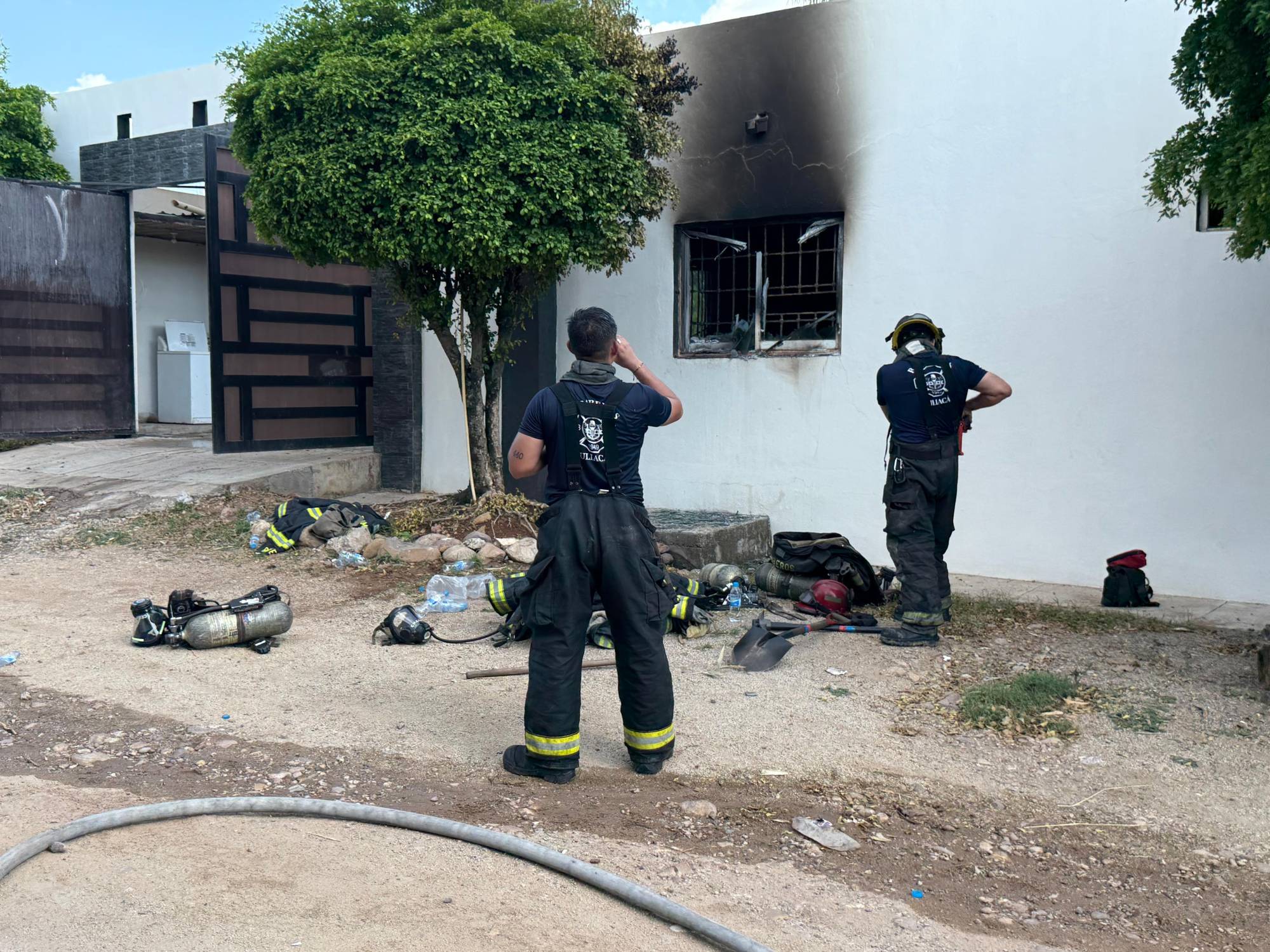 $!Atacan a balazos y queman dos viviendas en Culiacán; una mujer resulta intoxicada