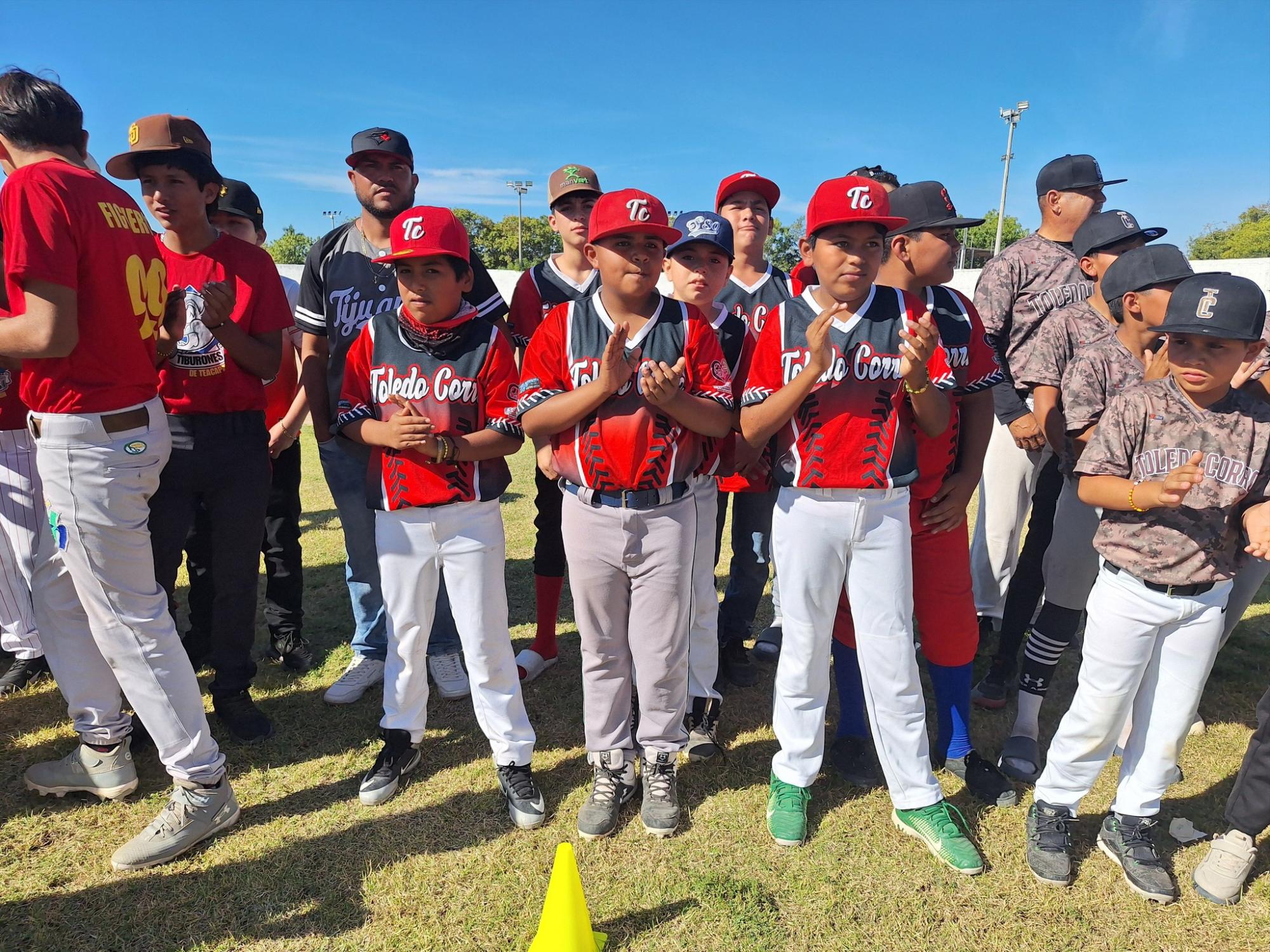 $!Adrián Ulises Hernández lanza la primera bola en inauguración de Ligas de Beisbol de Escuinapa