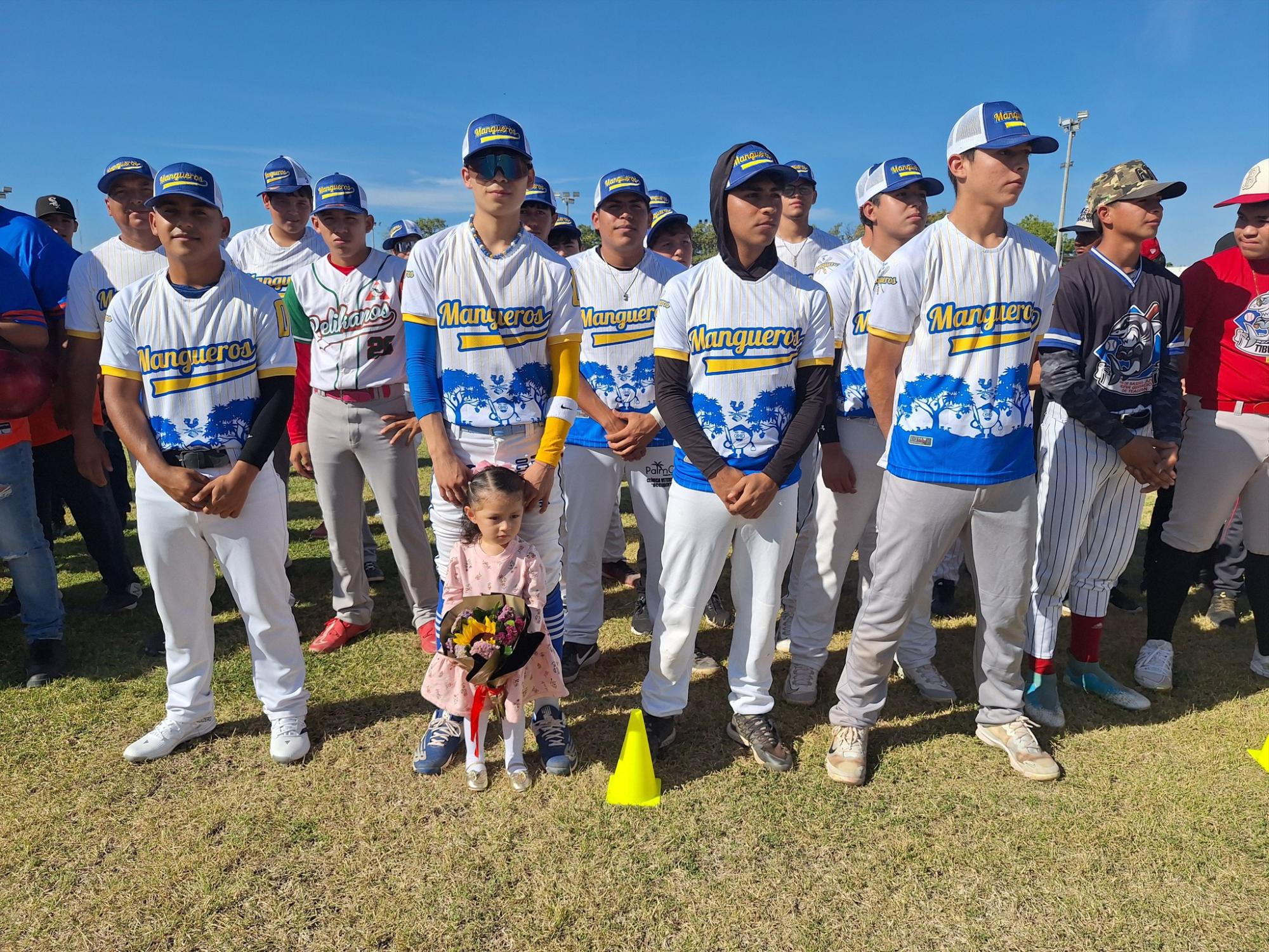 $!Adrián Ulises Hernández lanza la primera bola en inauguración de Ligas de Beisbol de Escuinapa