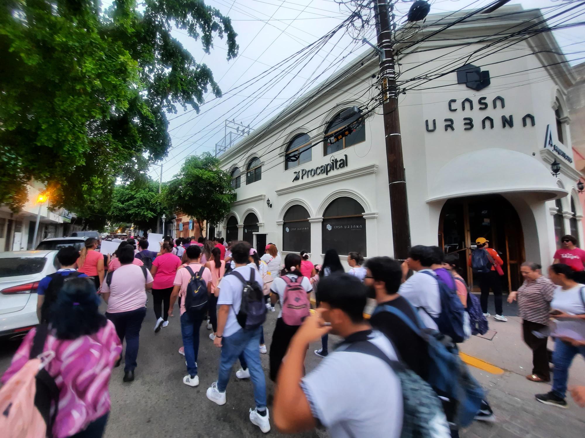 $!Marchan en Mazatlán en pro a la prevención al cáncer de mama