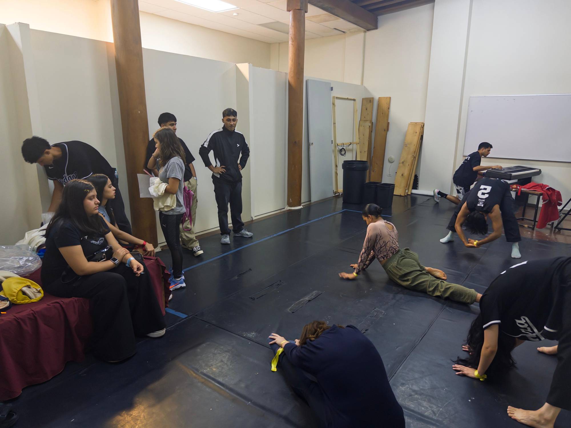 $!La visita al área de ballet en el teatro impactó profundamente a los jóvenes.