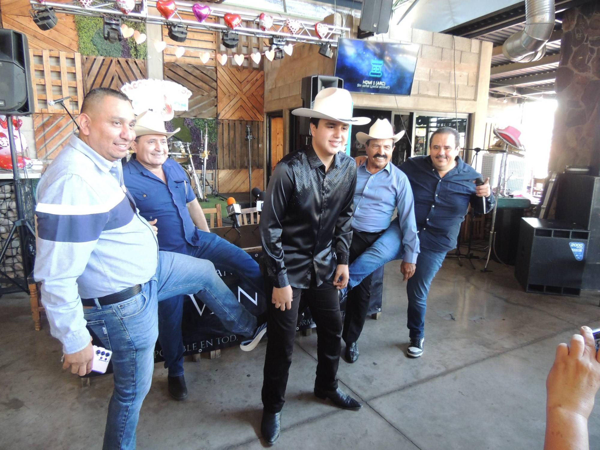 $!Artistas del medio le dan la patadita de la suerte.