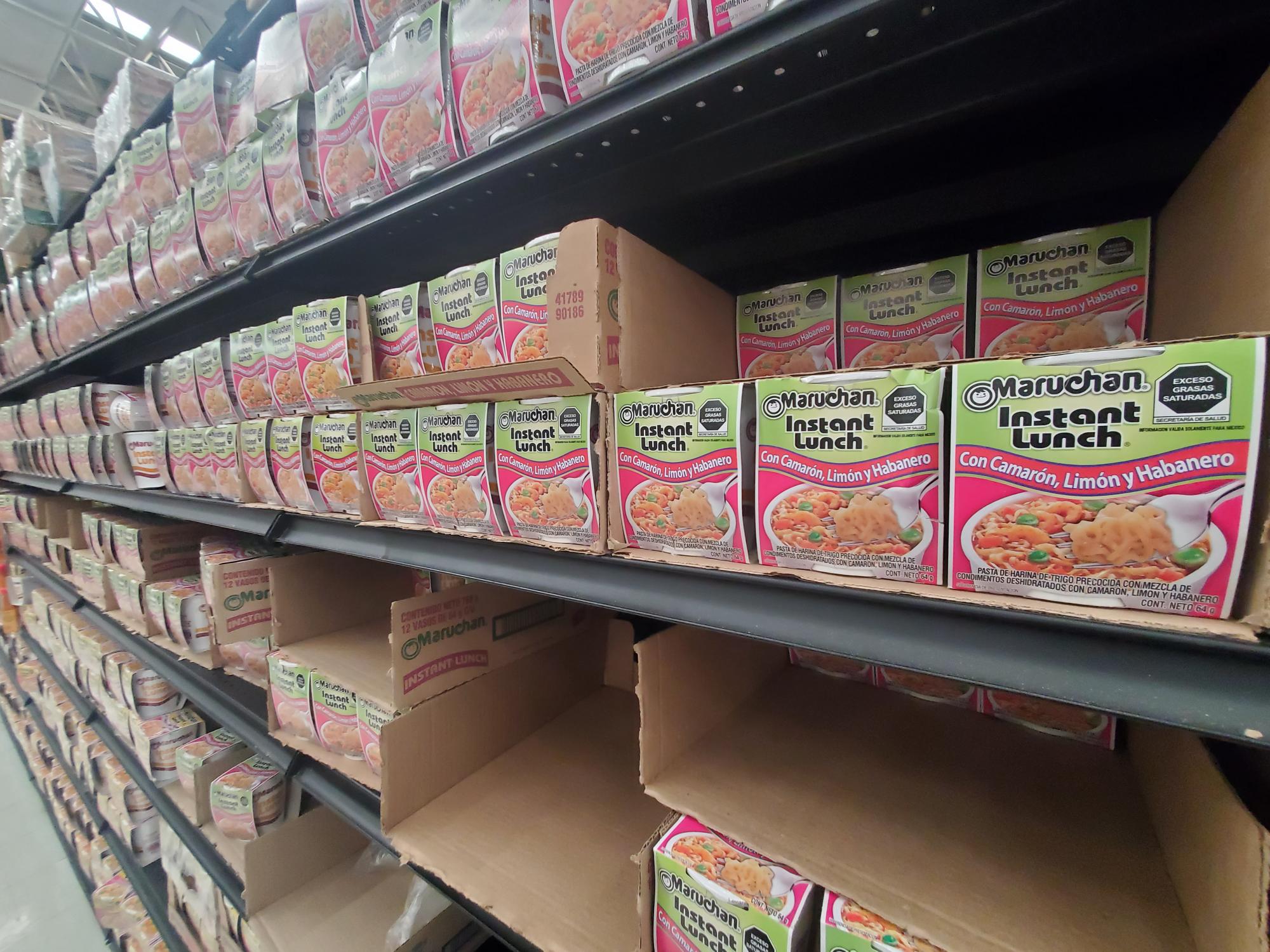 $!Ante anuncio de Profeco de retirar del mercado las sopas instantáneas, supermercados de Mazatlán llenan sus anaqueles