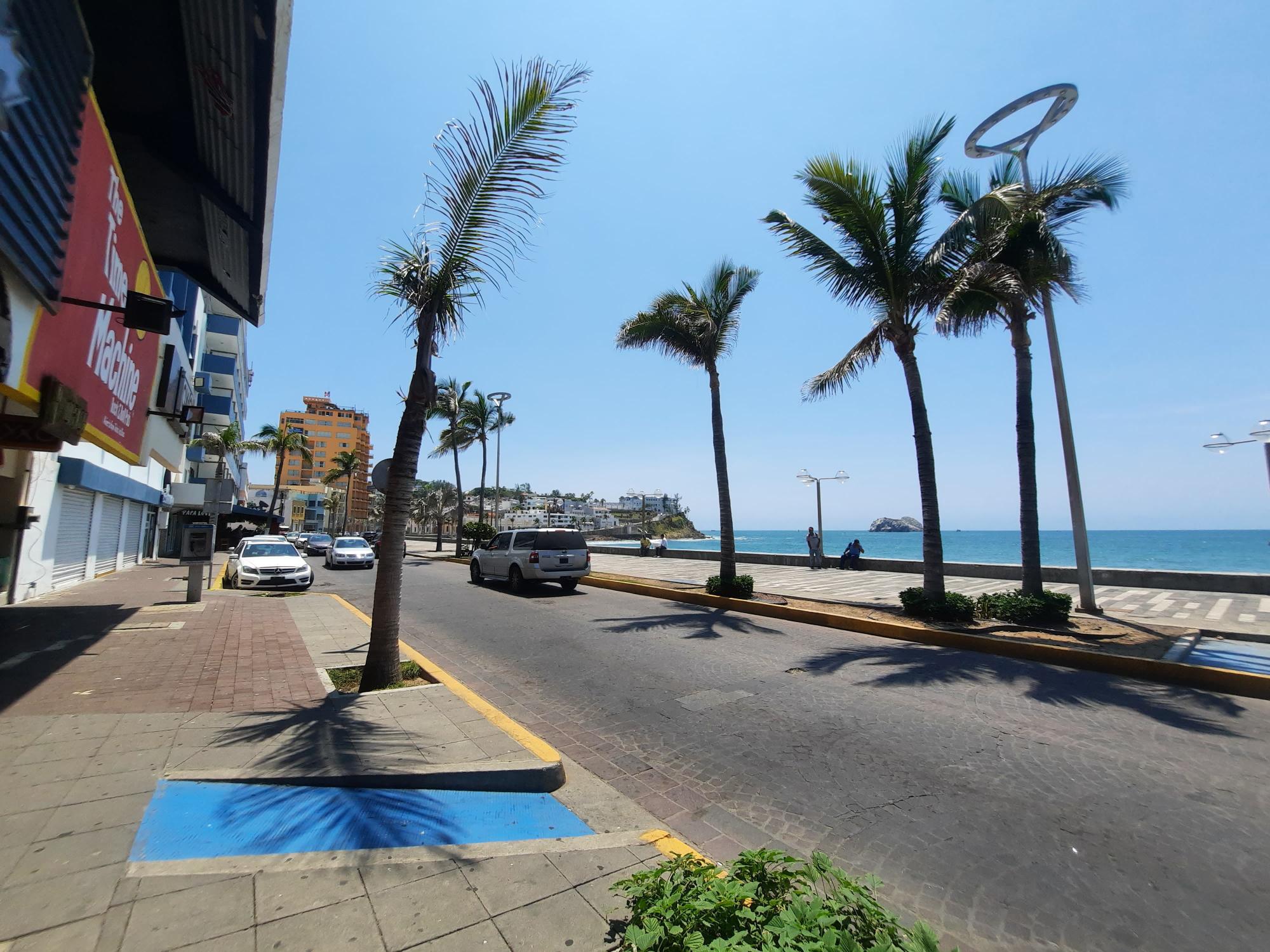 $!‘Pegan’ altas temperaturas a Olas Altas; registra poca afluencia