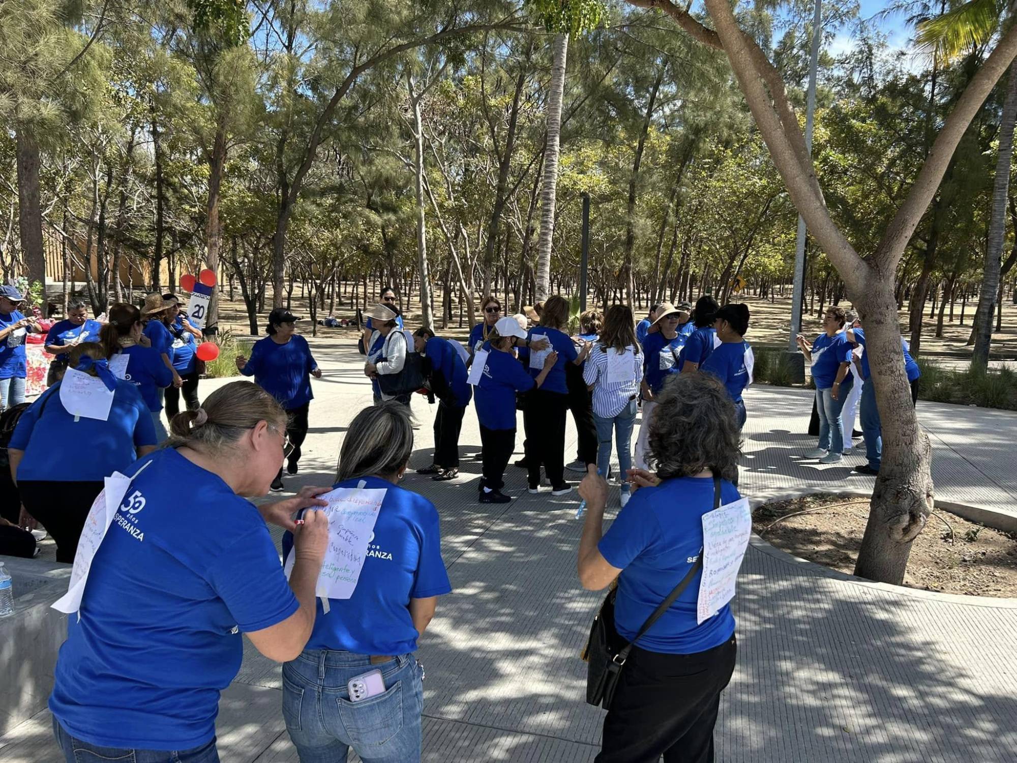 $!Entre las dinámicas estuvo el escribir en una hoja en blanca mensajes para las personas.