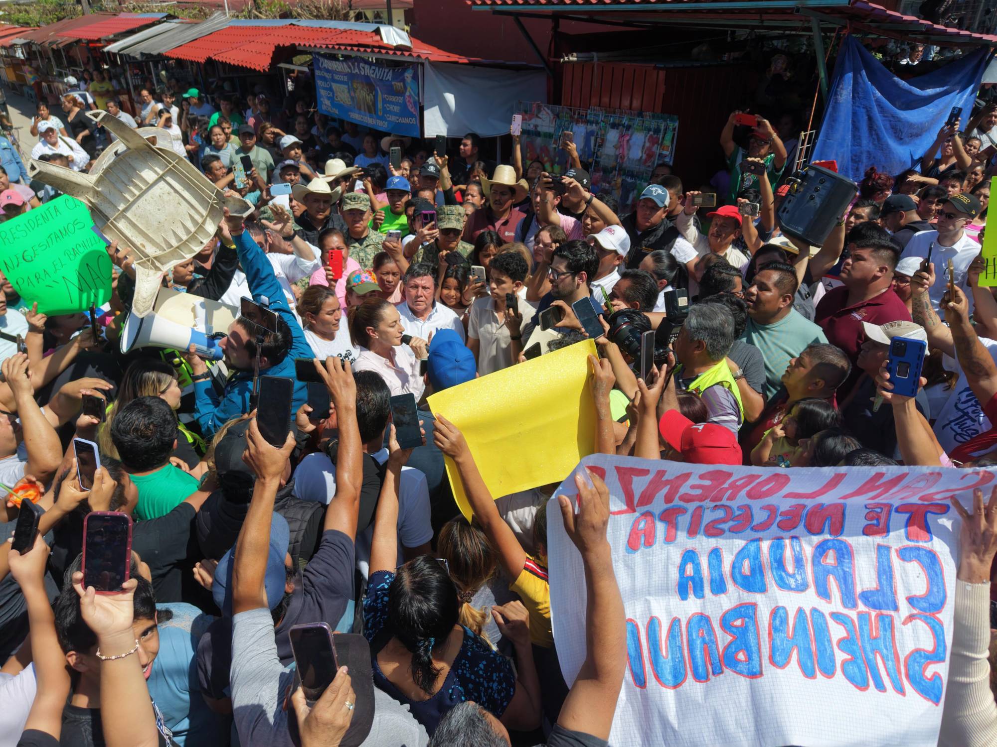 $!Sheinbaum visita municipios afectados por intensas lluvias, promete censo para apoyos y enfrenta algunos reclamos