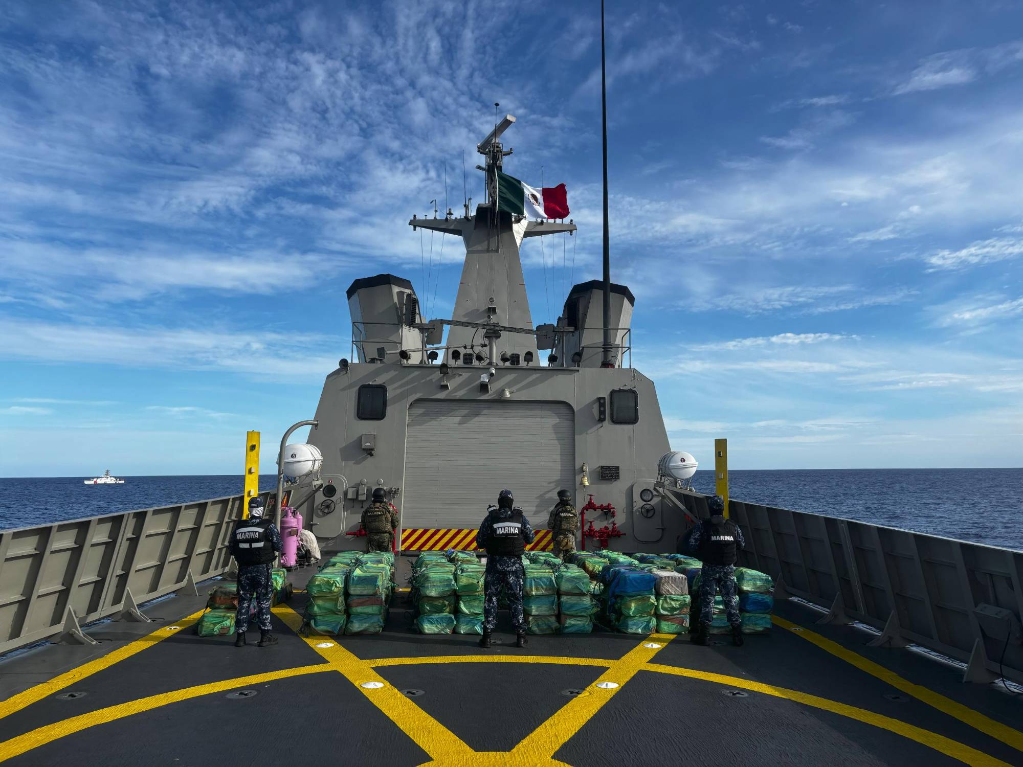 $!Armada de México y Guardia Costera de EU aseguran en altamar 188 bultos de cocaína