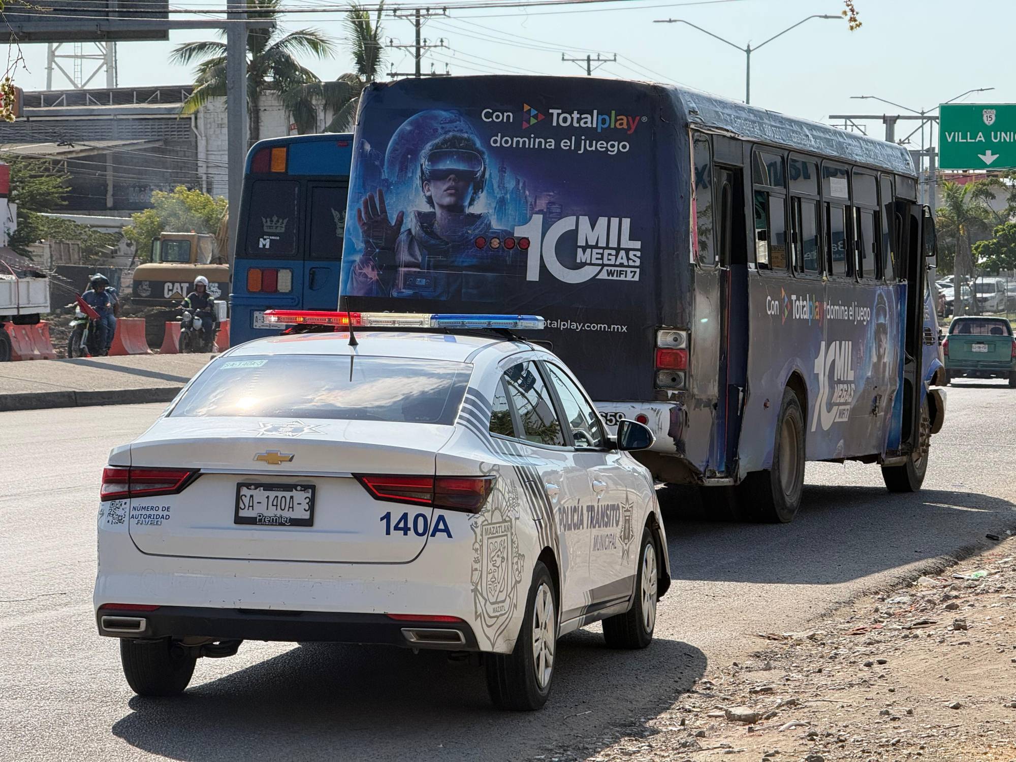 $!Repartidor derrapa en su moto tras chocar contra camión en Mazatlán