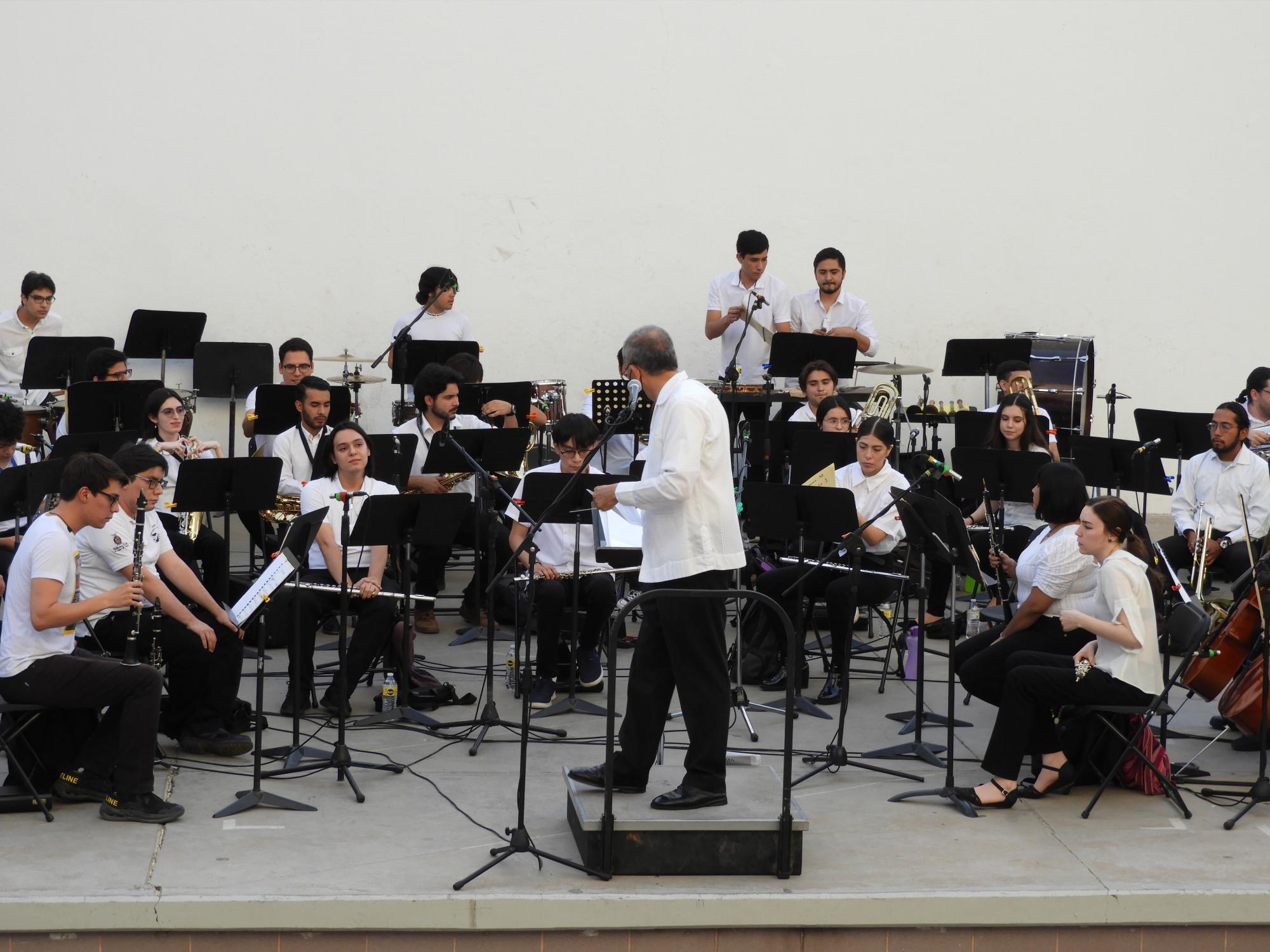 $!Ofrece concierto la Banda Sinfónica Juvenil en el Ágora del Isic