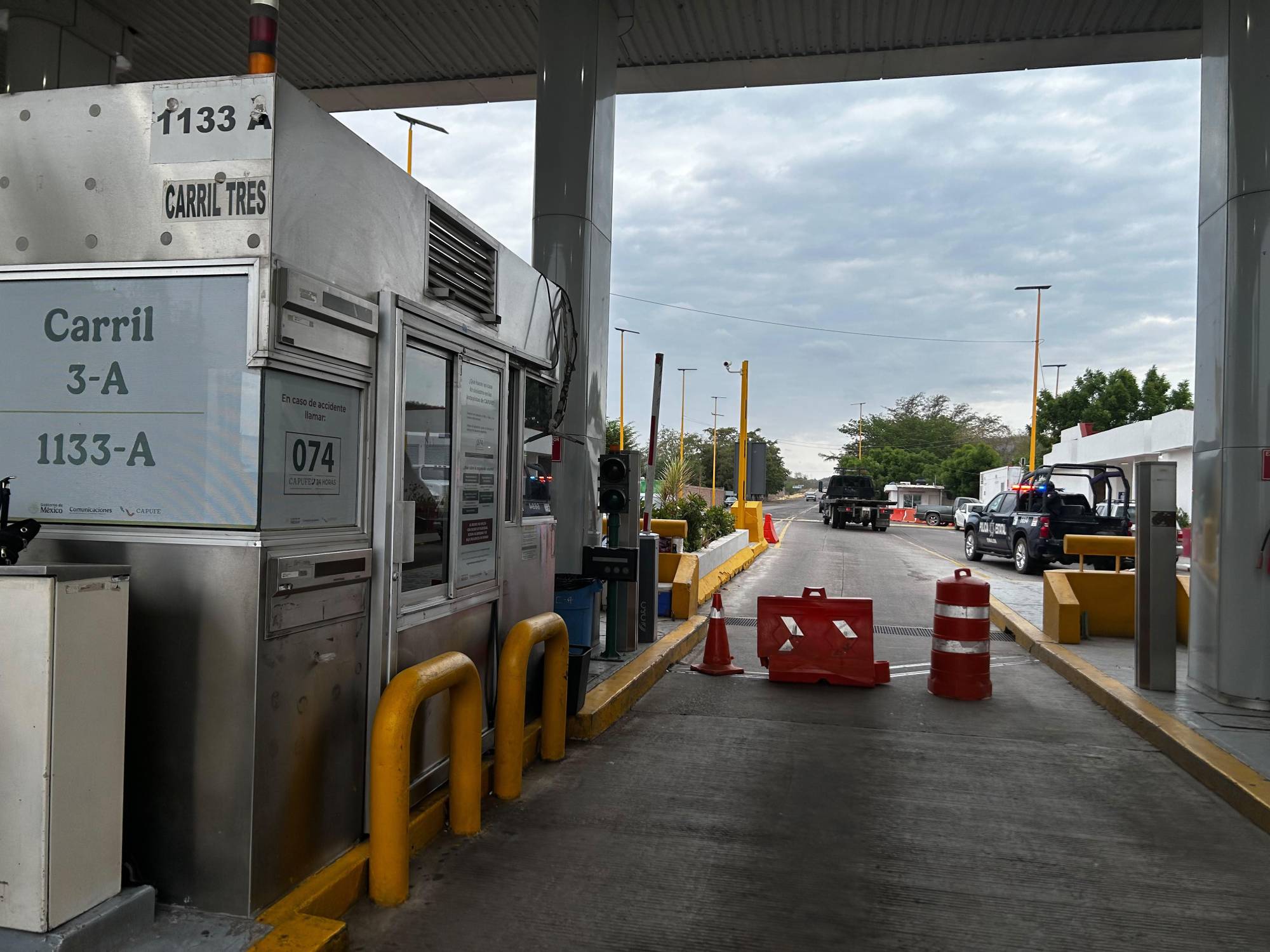 $!Habitantes de Badiraguato y Culiacán toman caseta de Limón de los Ramos; exigen a CFE revisar altos cobros de luz