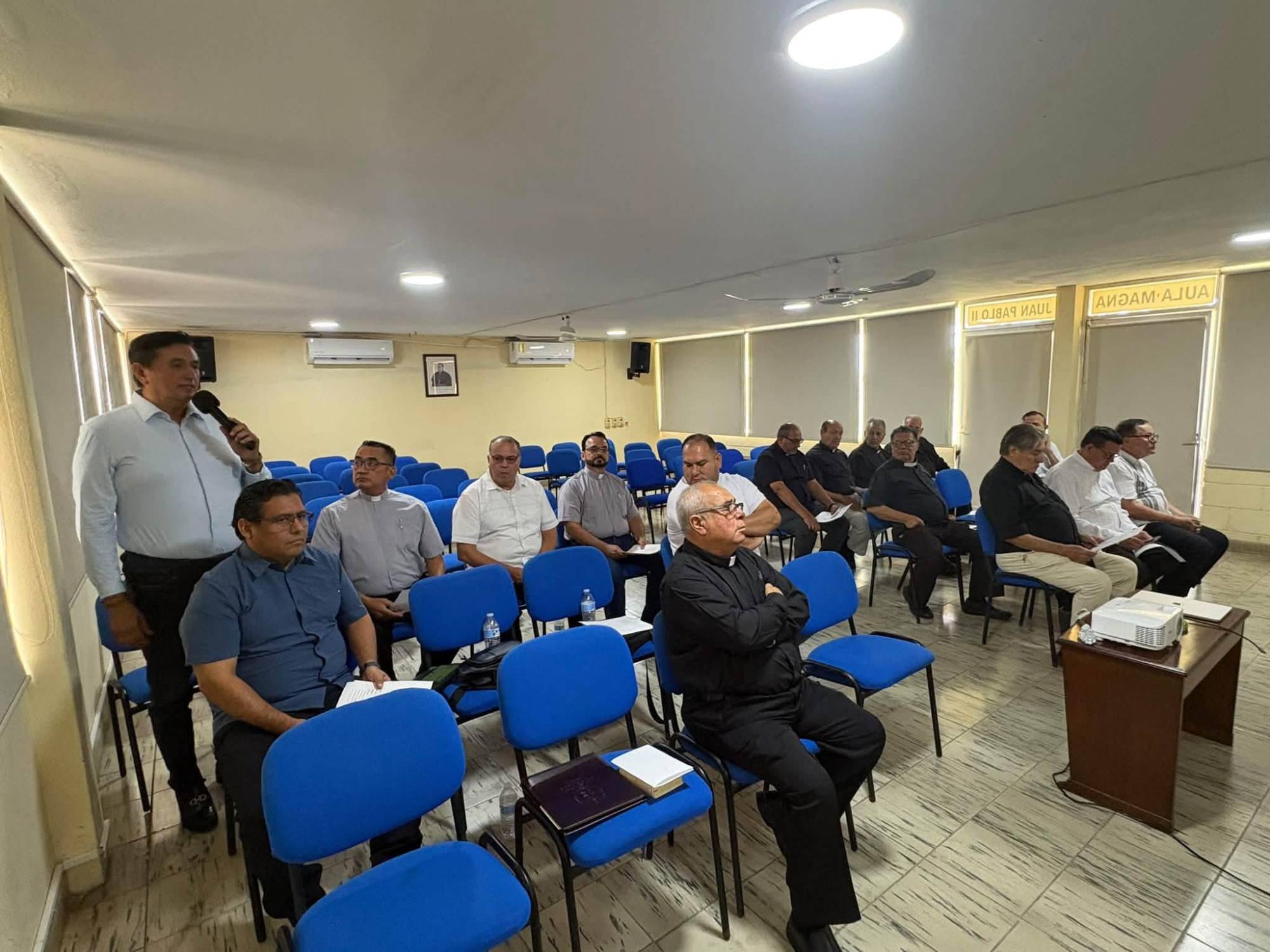 $!Se reúne Obispo designado en Mazatlán con sacerdotes, religiosas y seminaristas