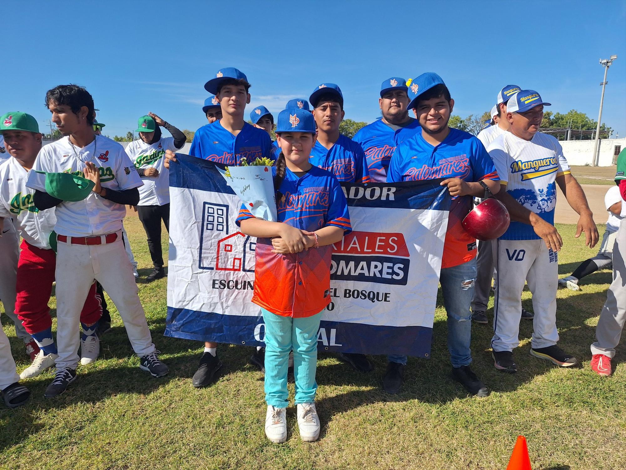 $!Adrián Ulises Hernández lanza la primera bola en inauguración de Ligas de Beisbol de Escuinapa