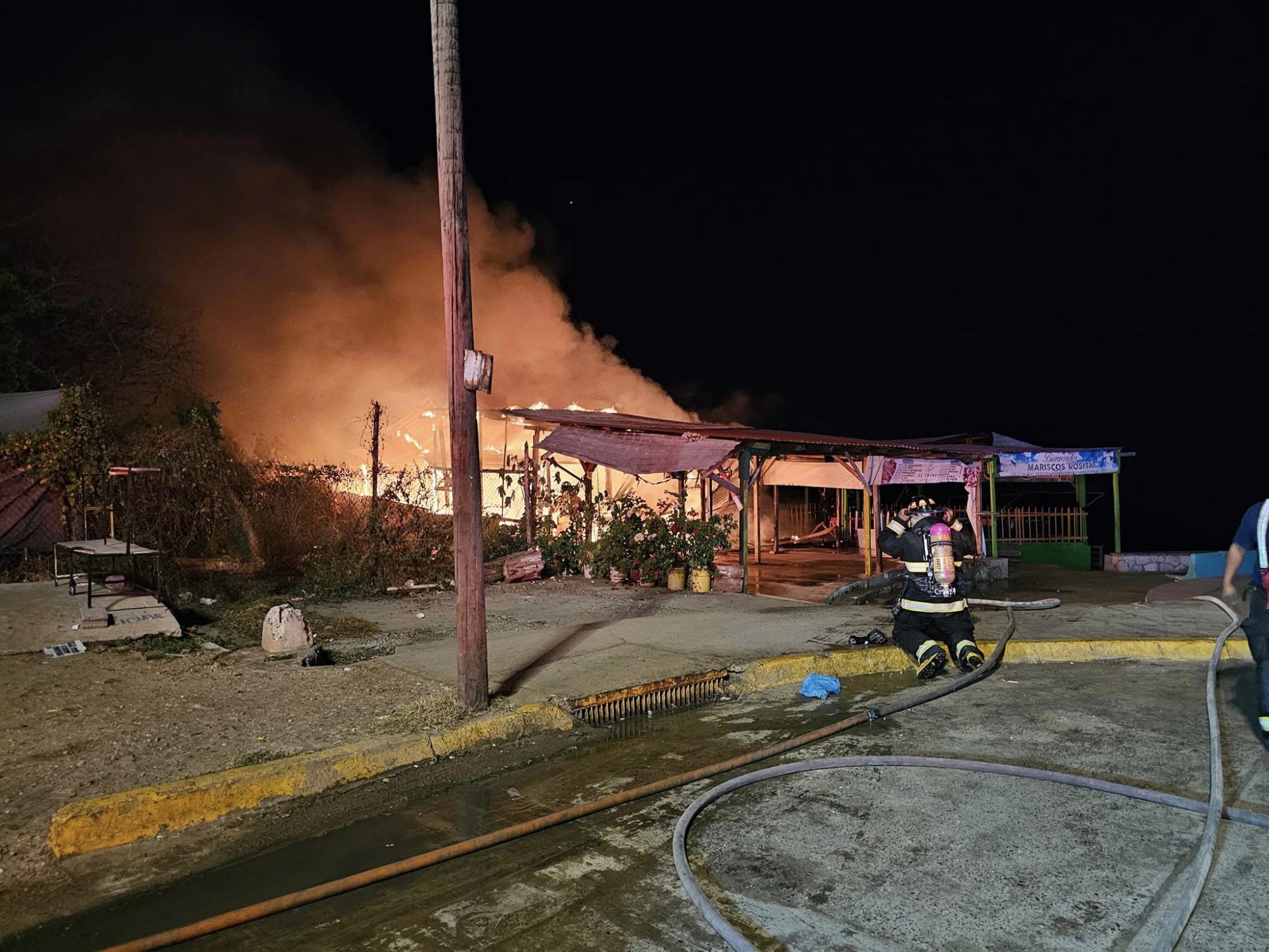 $!Incendio de tres locales de mariscos en Cerritos.